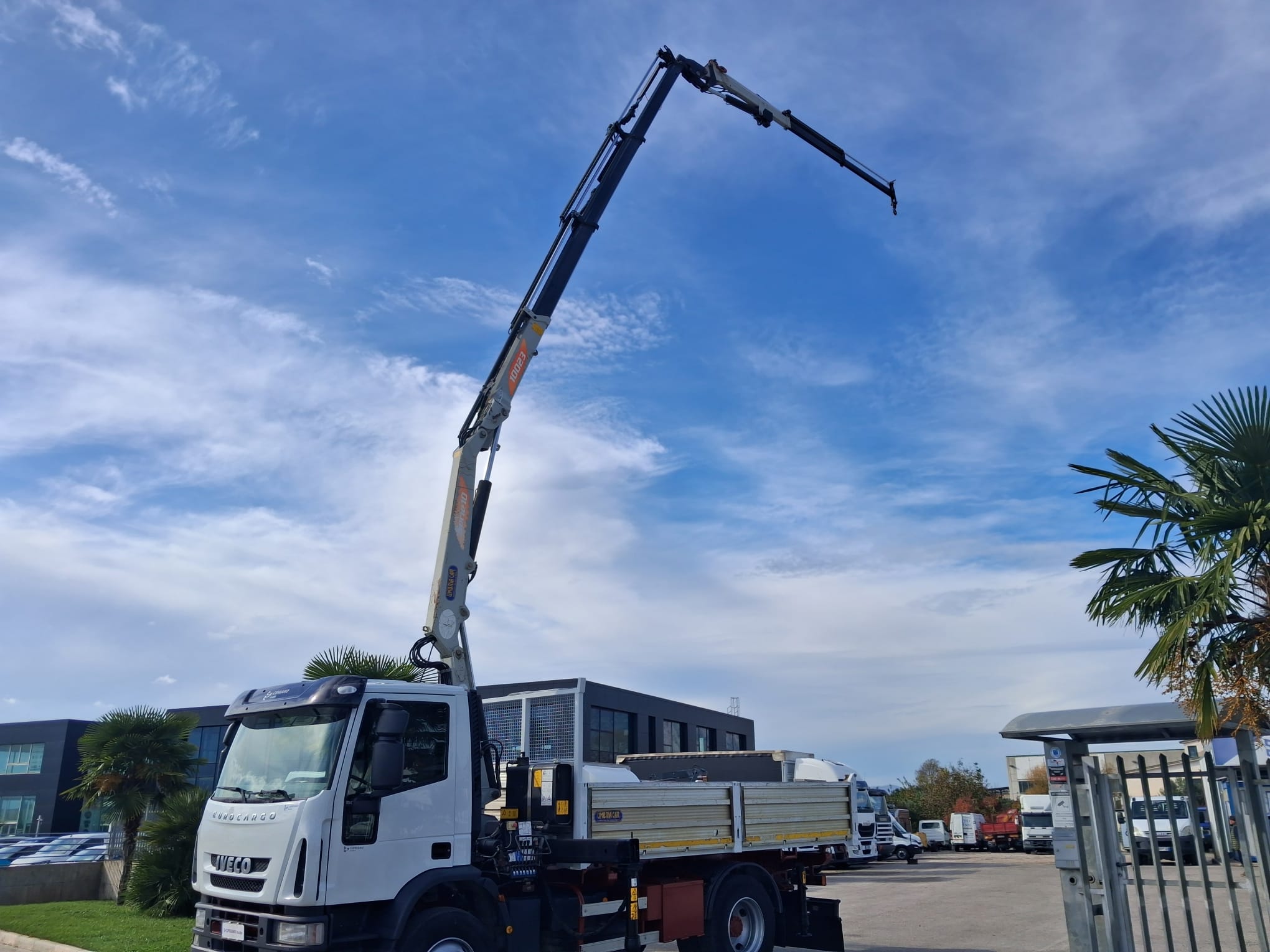 Iveco Eurocargo 150e18 K RIBALTABILE E GRU PM - immagine 21