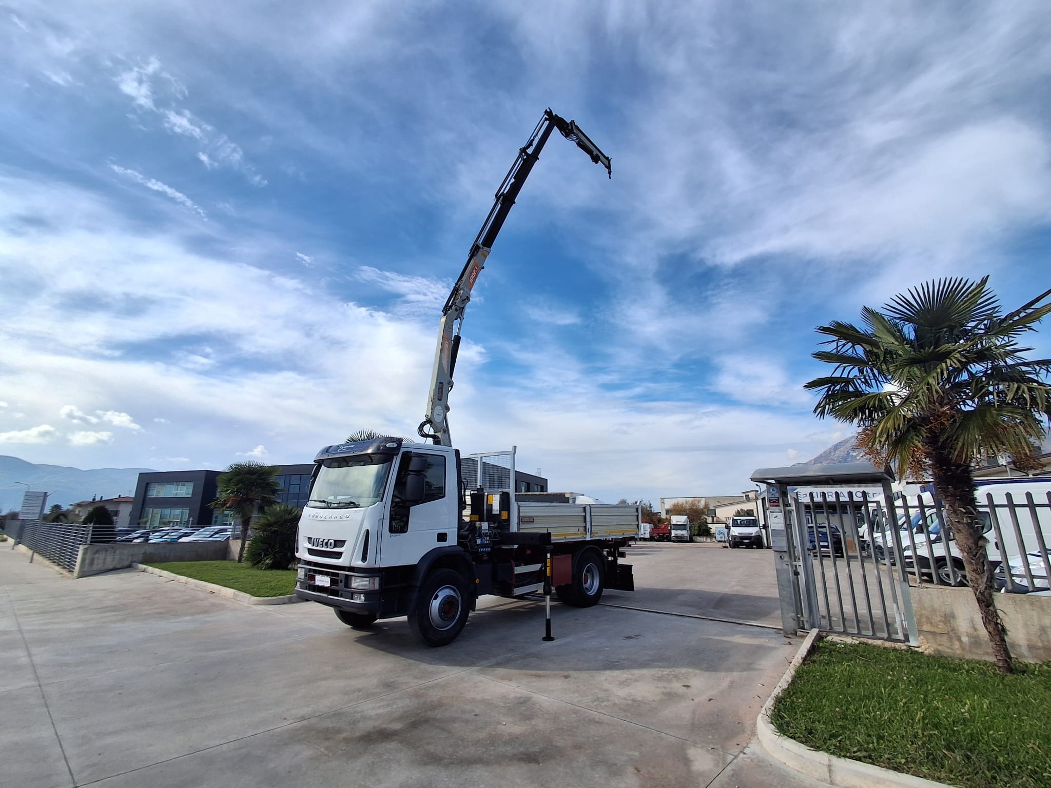 Iveco Eurocargo 150e18 K RIBALTABILE E GRU PM - immagine 26