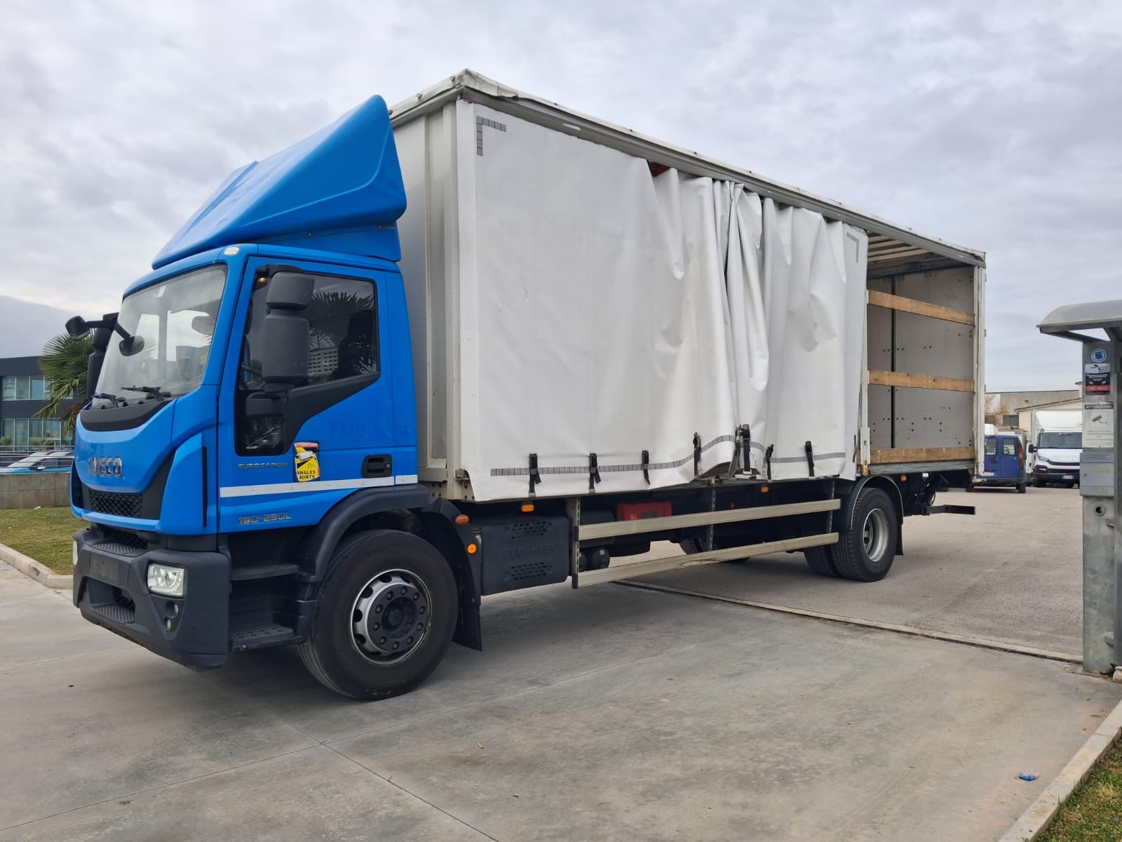 Iveco Eurocargo 180-25 CENTINATO CON SPONDA - immagine 15