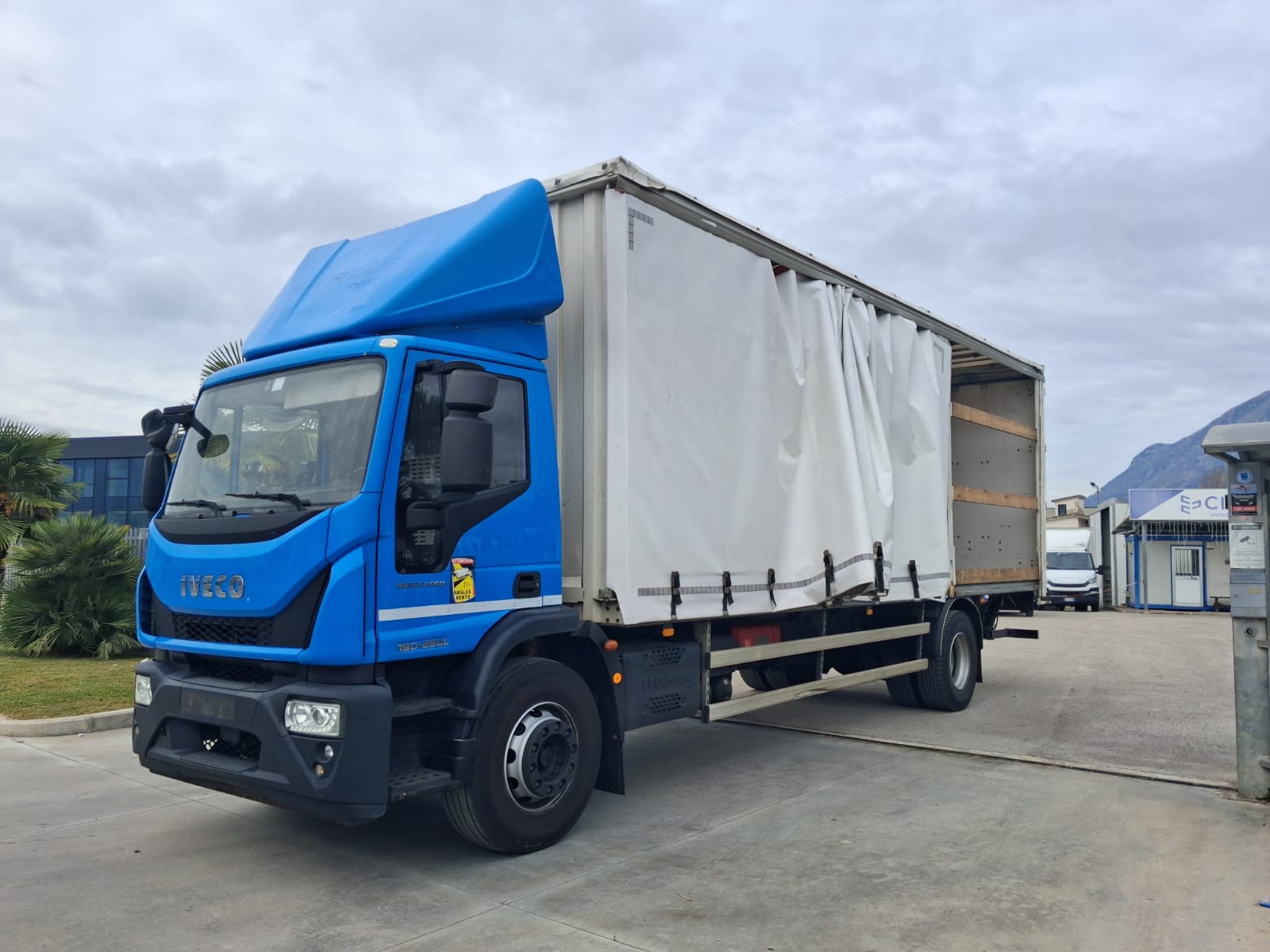Iveco Eurocargo 180-25 CENTINATO CON SPONDA - immagine 17
