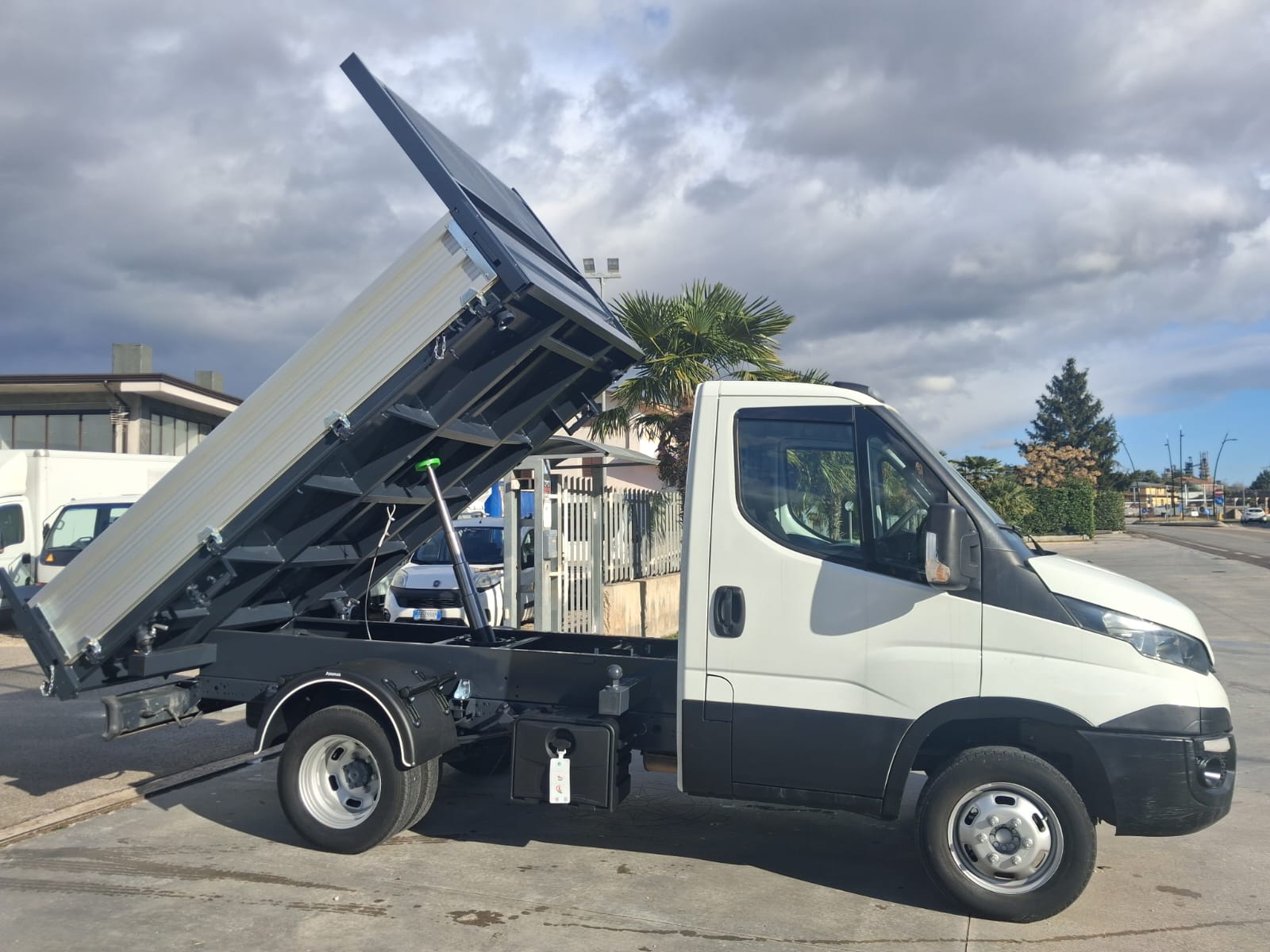Iveco Daily RIBALTABILE TRILATERALE NUOVO - immagine 16