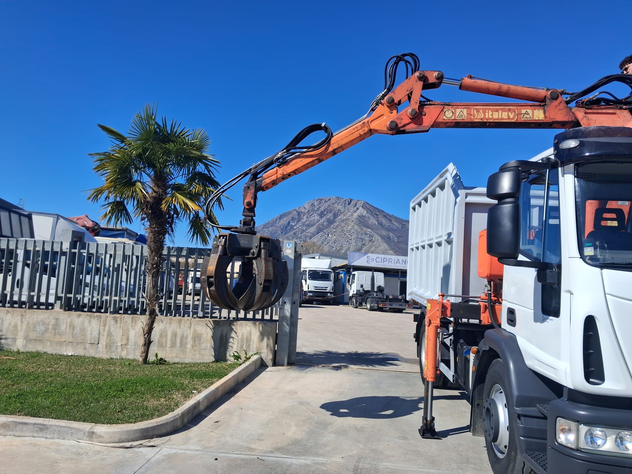 Iveco Eurocargo 150e25 K CARICATORE CON RAGNO E RIBALTABILE - immagine 23