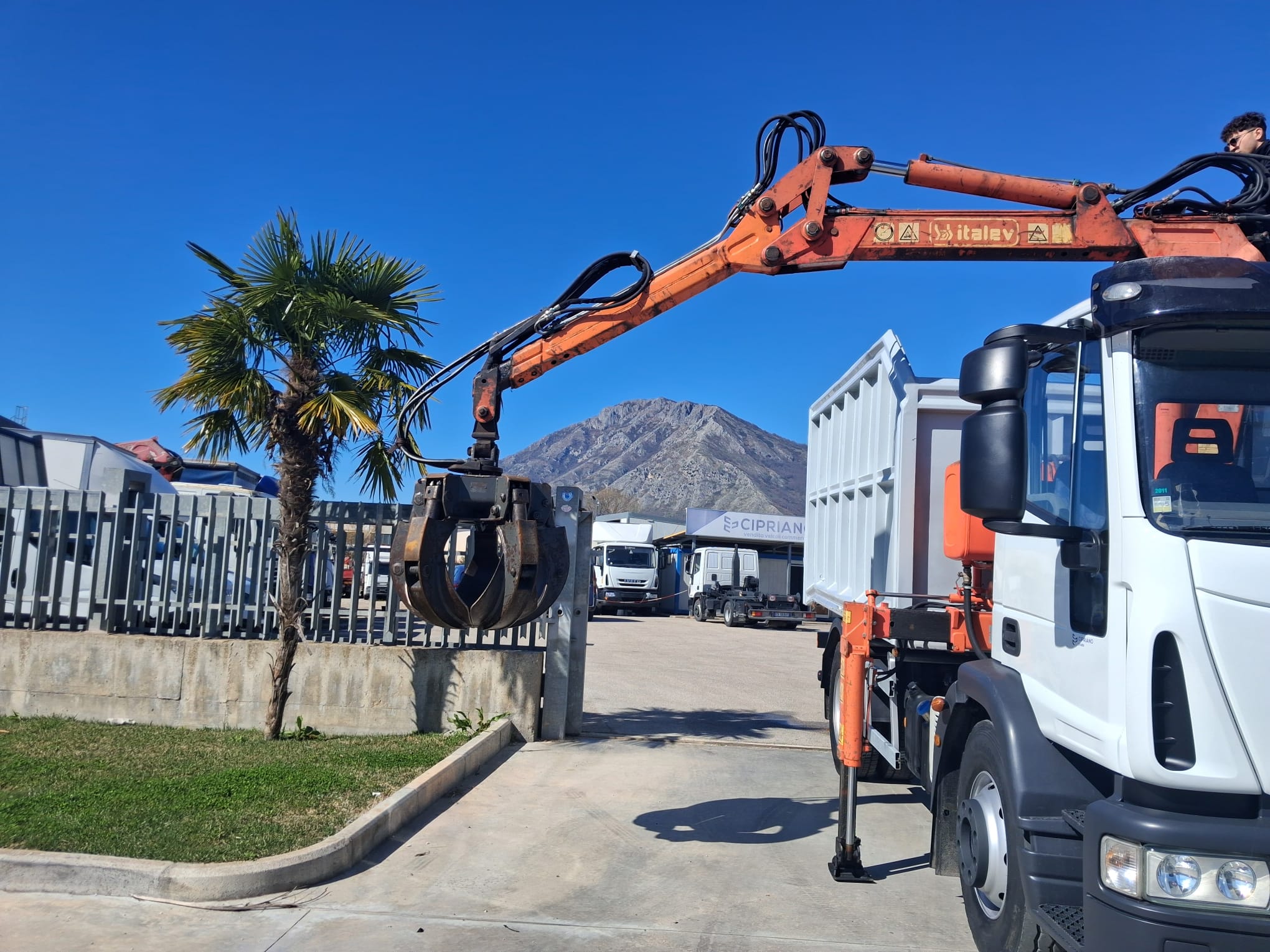 Iveco Eurocargo 150e25 K CARICATORE CON RAGNO E RIBALTABILE - immagine 24