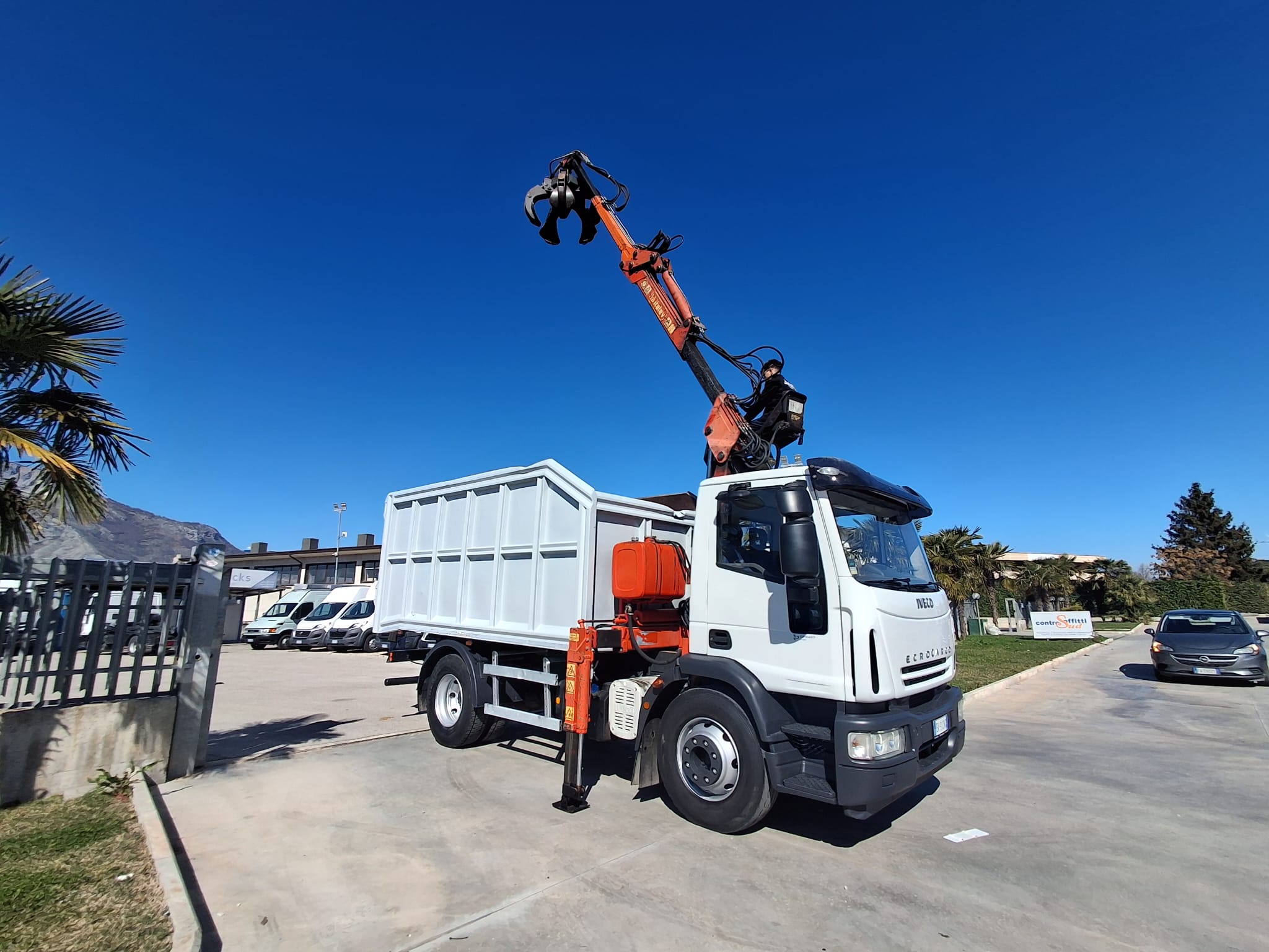 Iveco Eurocargo 150e25 K CARICATORE CON RAGNO E RIBALTABILE - immagine 9