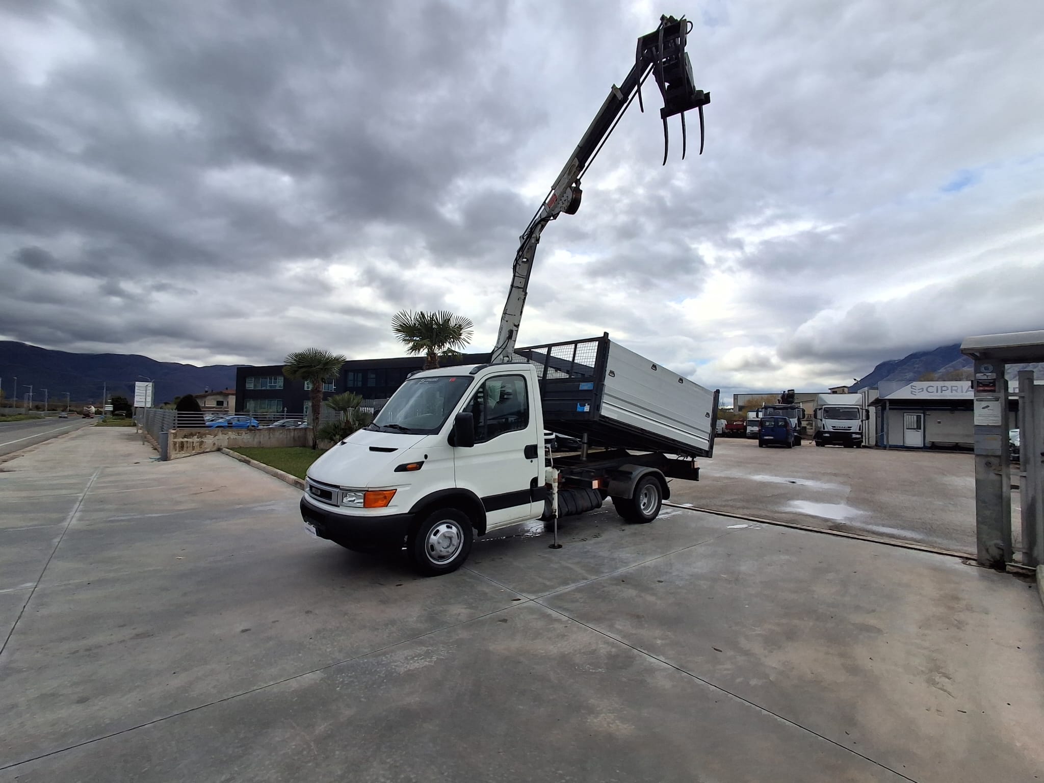 Iveco Daily 35c13 RIBALTABILE E GRU CARICATRICE - immagine 1