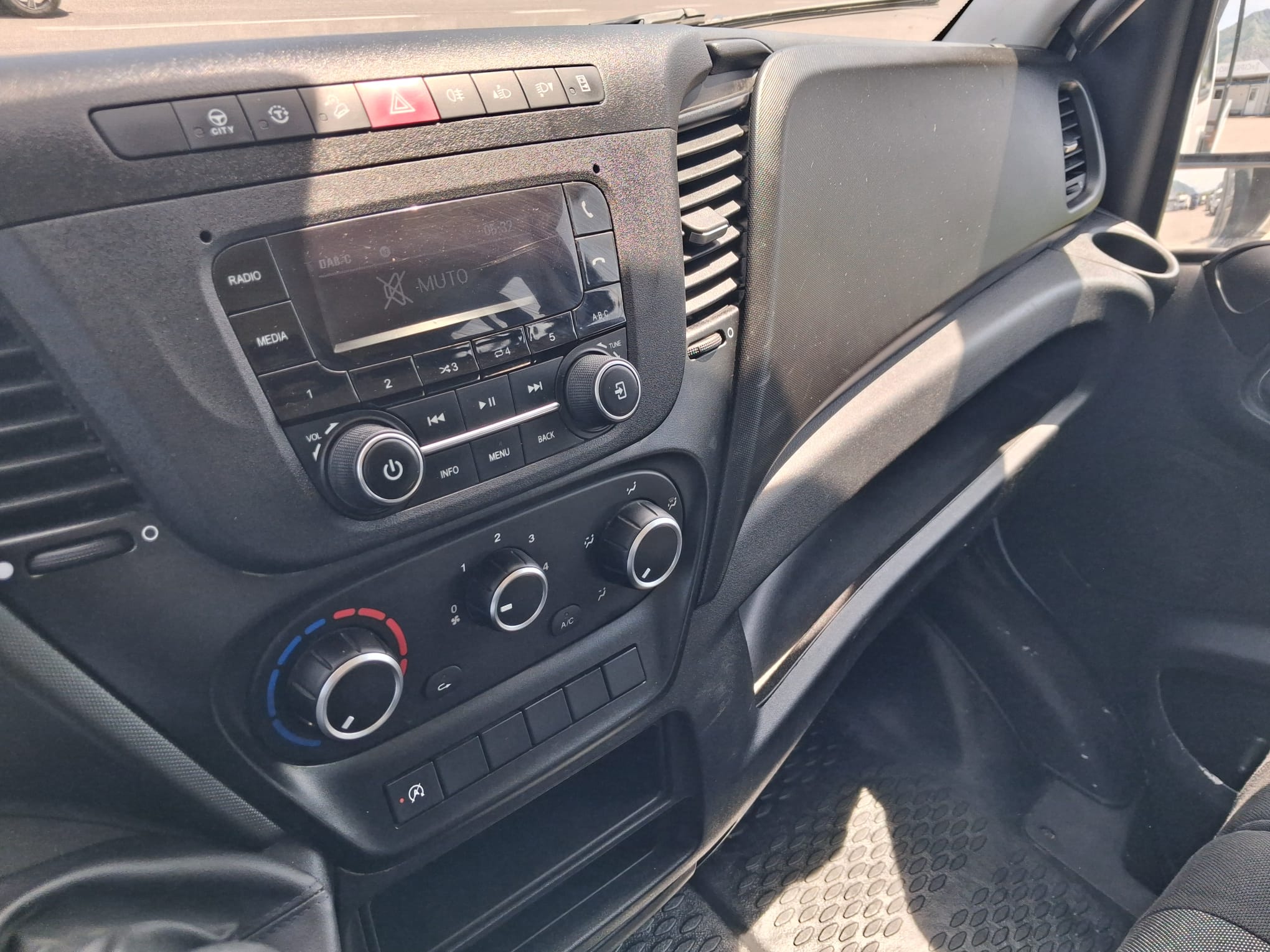 Iveco Daily DOPPIA CABINA CASSONE FISSO KM: 73.794 - immagine 6