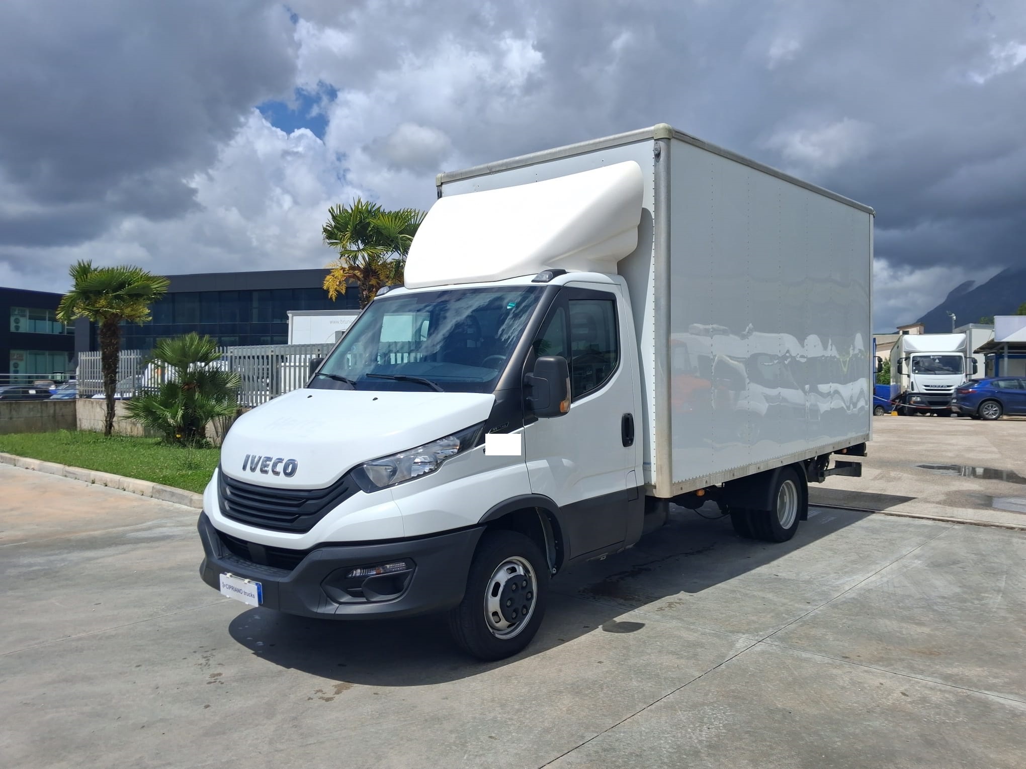 Iveco Daily Furgonato con Sponda KM: 93.254 - immagine 2