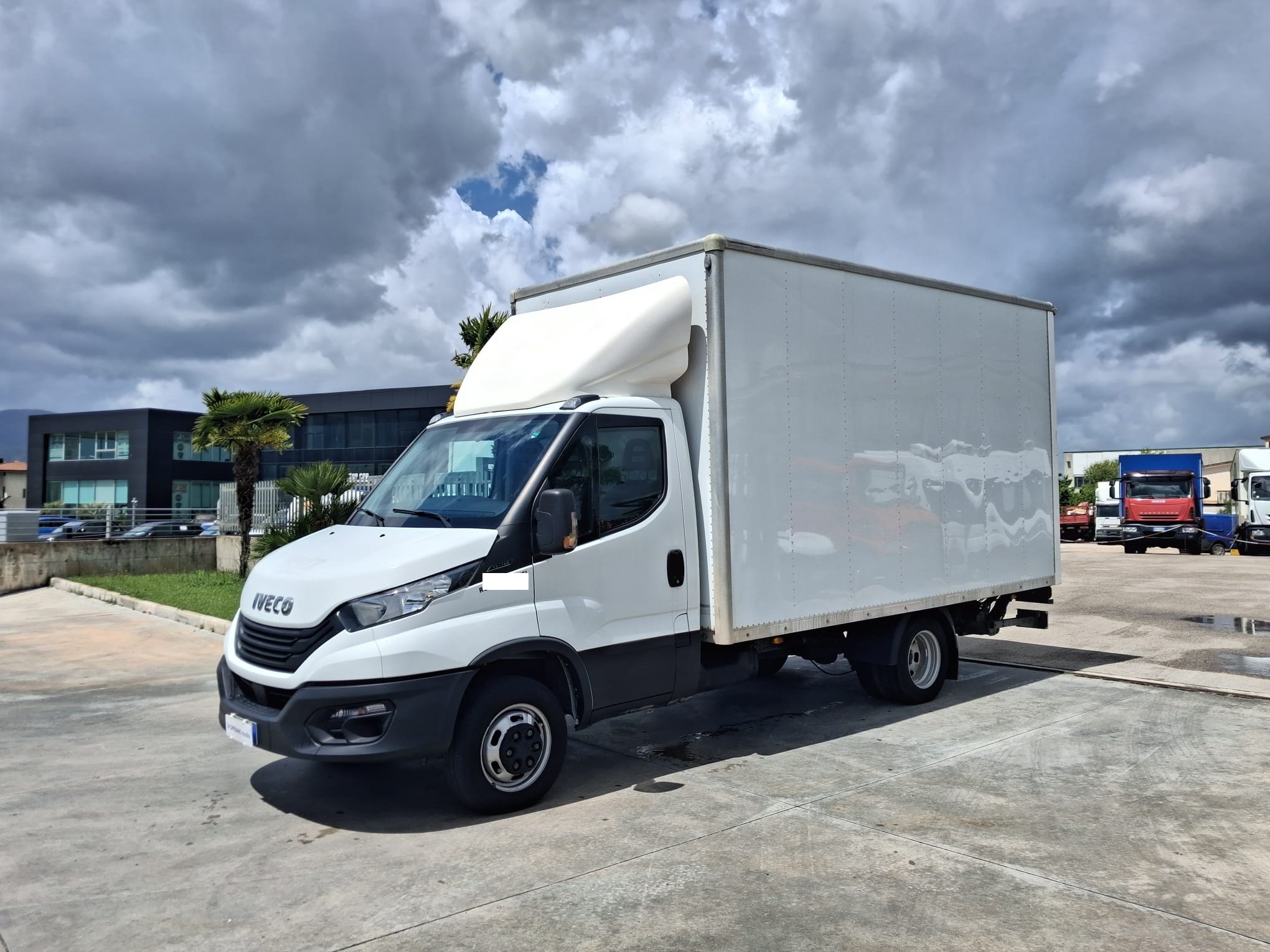 Iveco Daily Furgonato con Sponda KM: 93.254 - immagine 1