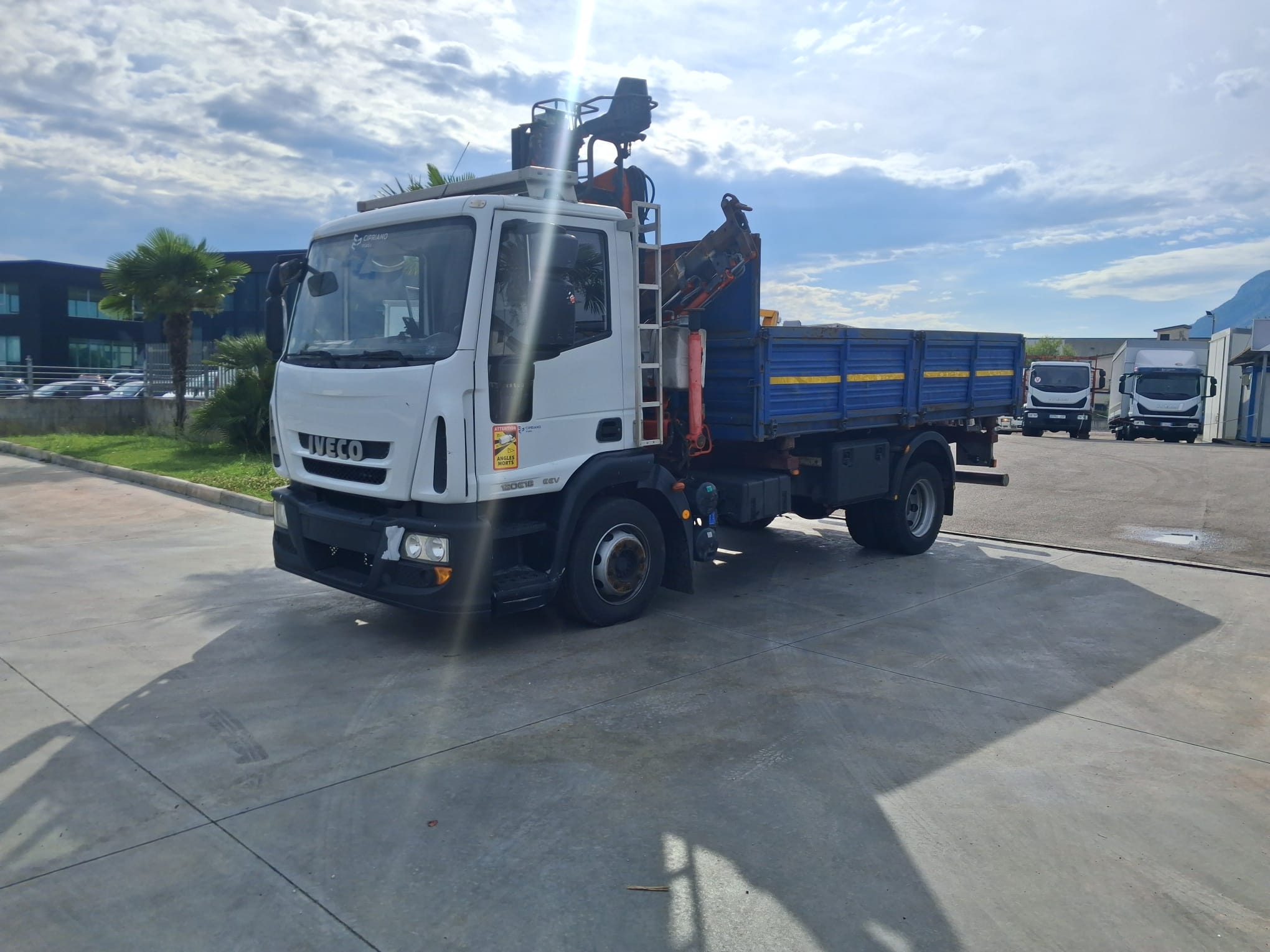 Iveco Eurocargo 120e18 RIBALTABILE E GRU CARICATRICE - immagine 2