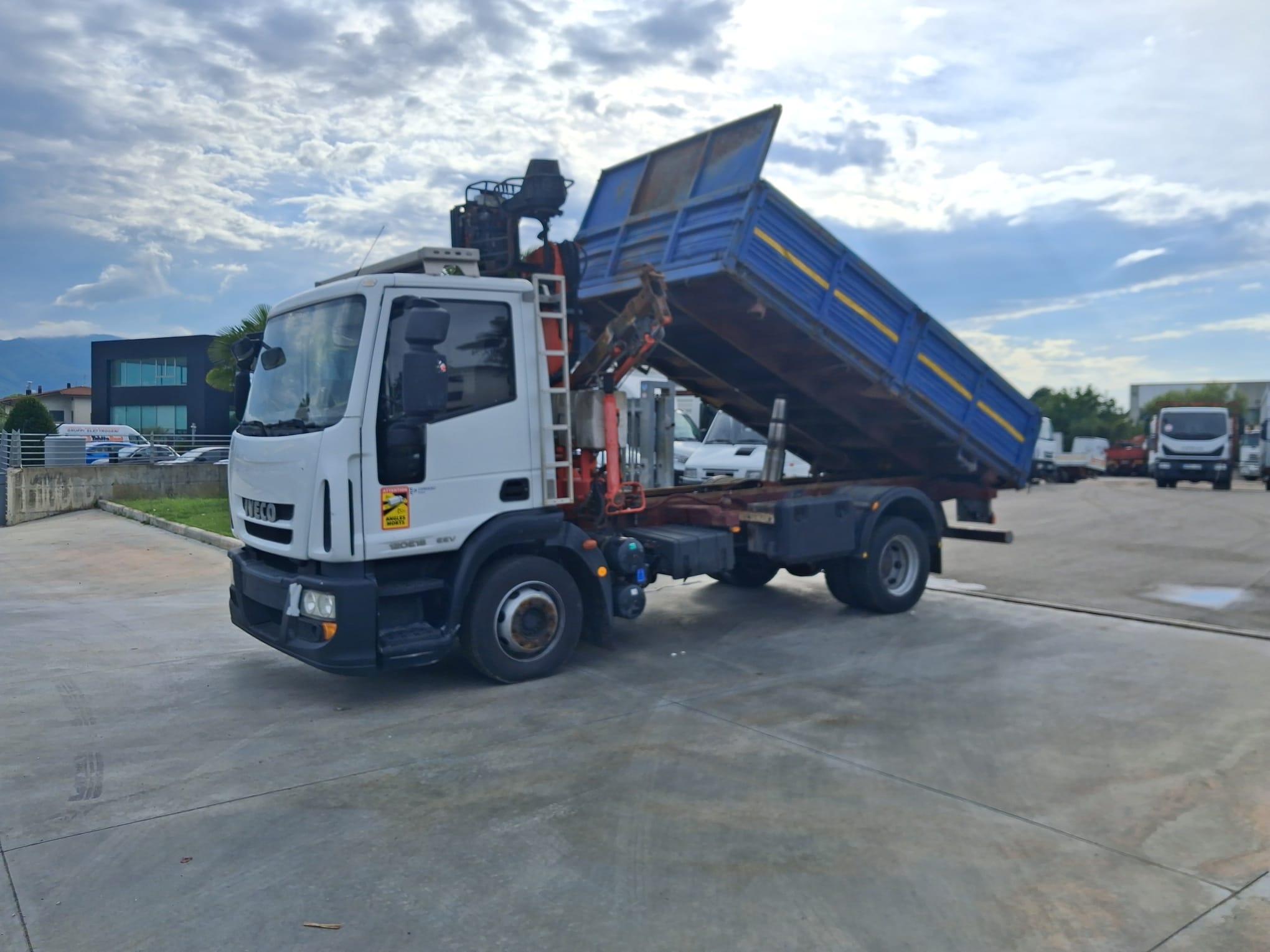 Iveco Eurocargo 120e18 RIBALTABILE E GRU CARICATRICE - immagine 11