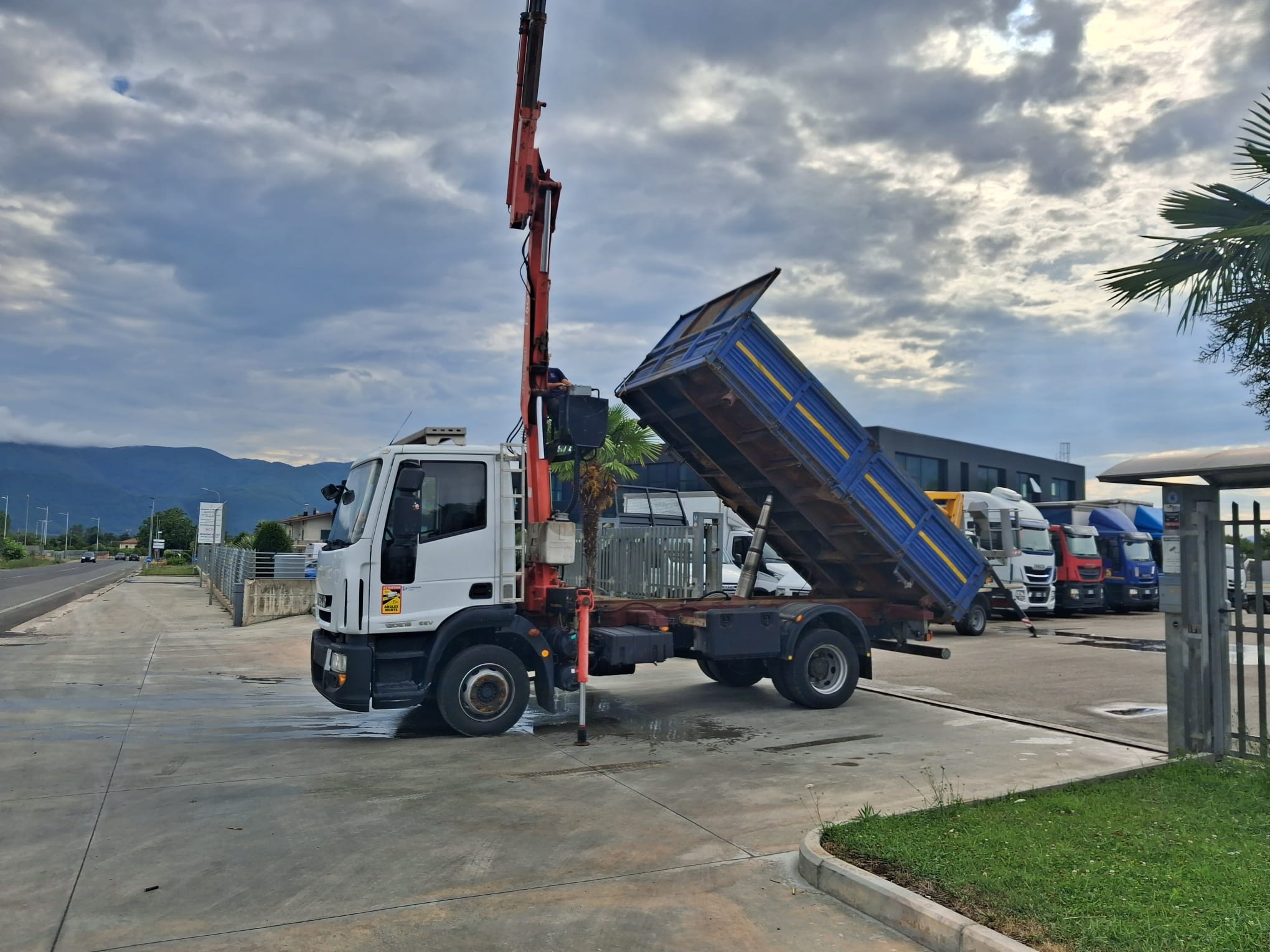 Iveco Eurocargo 120e18 RIBALTABILE E GRU CARICATRICE - immagine 14