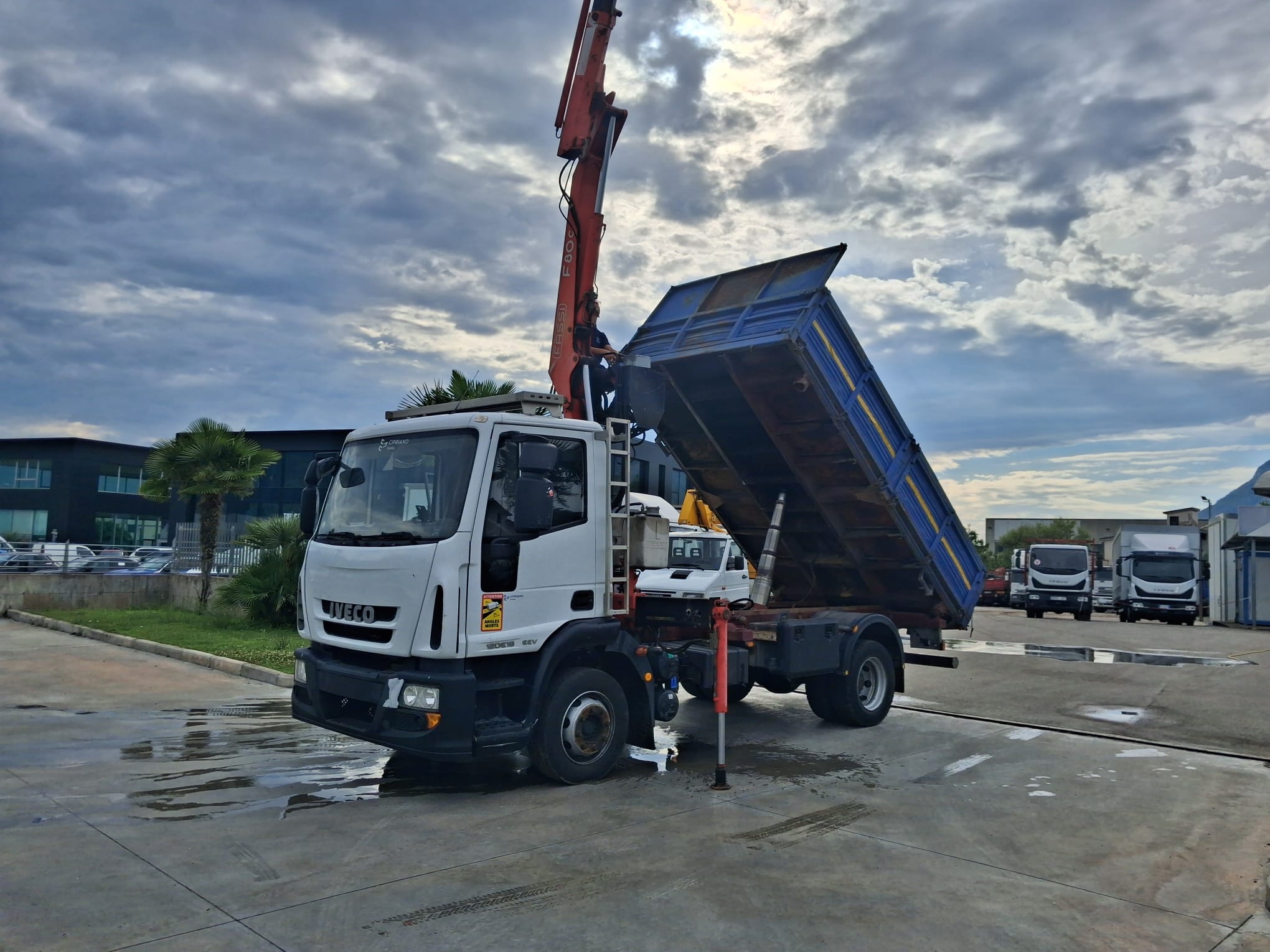 Iveco Eurocargo 120e18 RIBALTABILE E GRU CARICATRICE - immagine 15