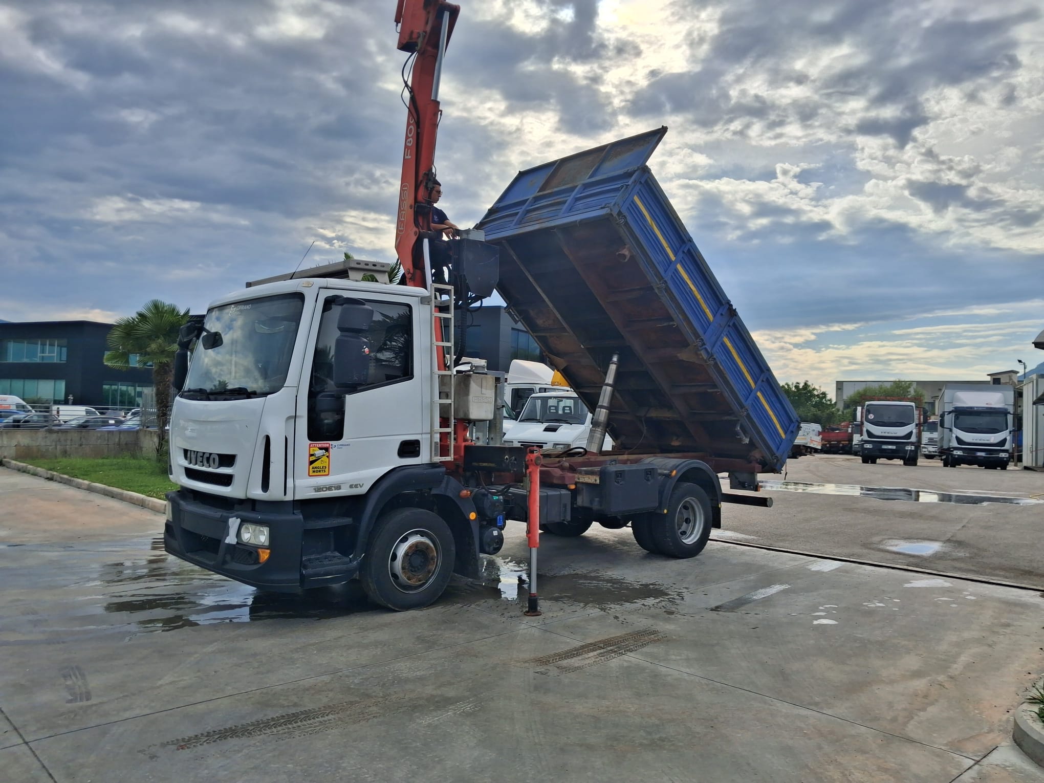 Iveco Eurocargo 120e18 RIBALTABILE E GRU CARICATRICE - immagine 16