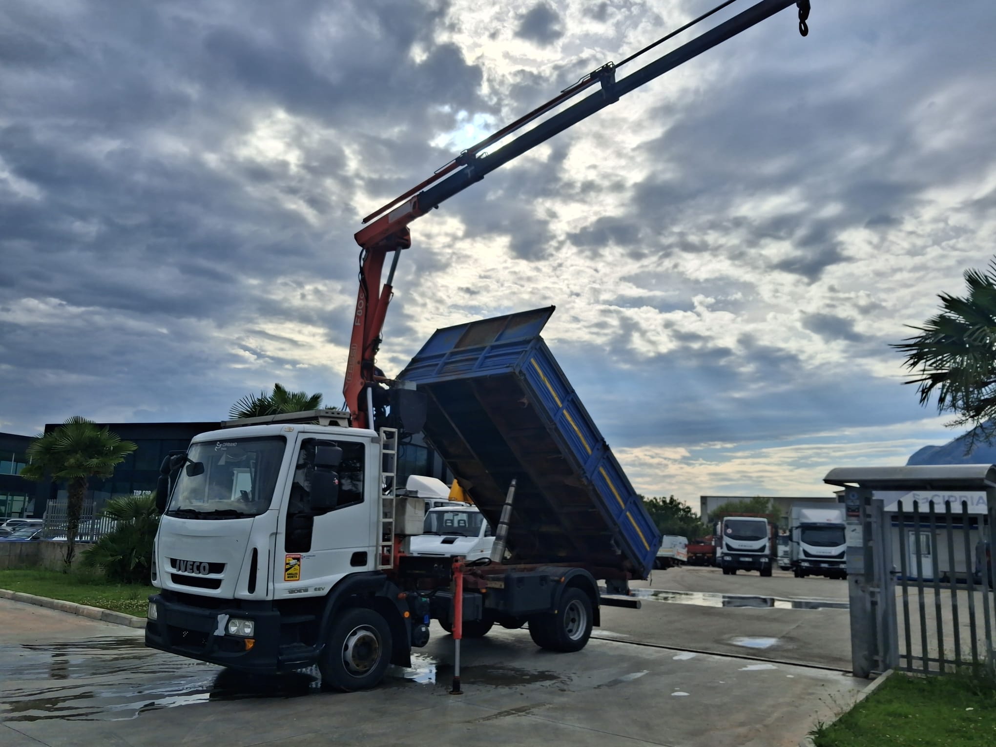 Iveco Eurocargo 120e18 RIBALTABILE E GRU CARICATRICE - immagine 17