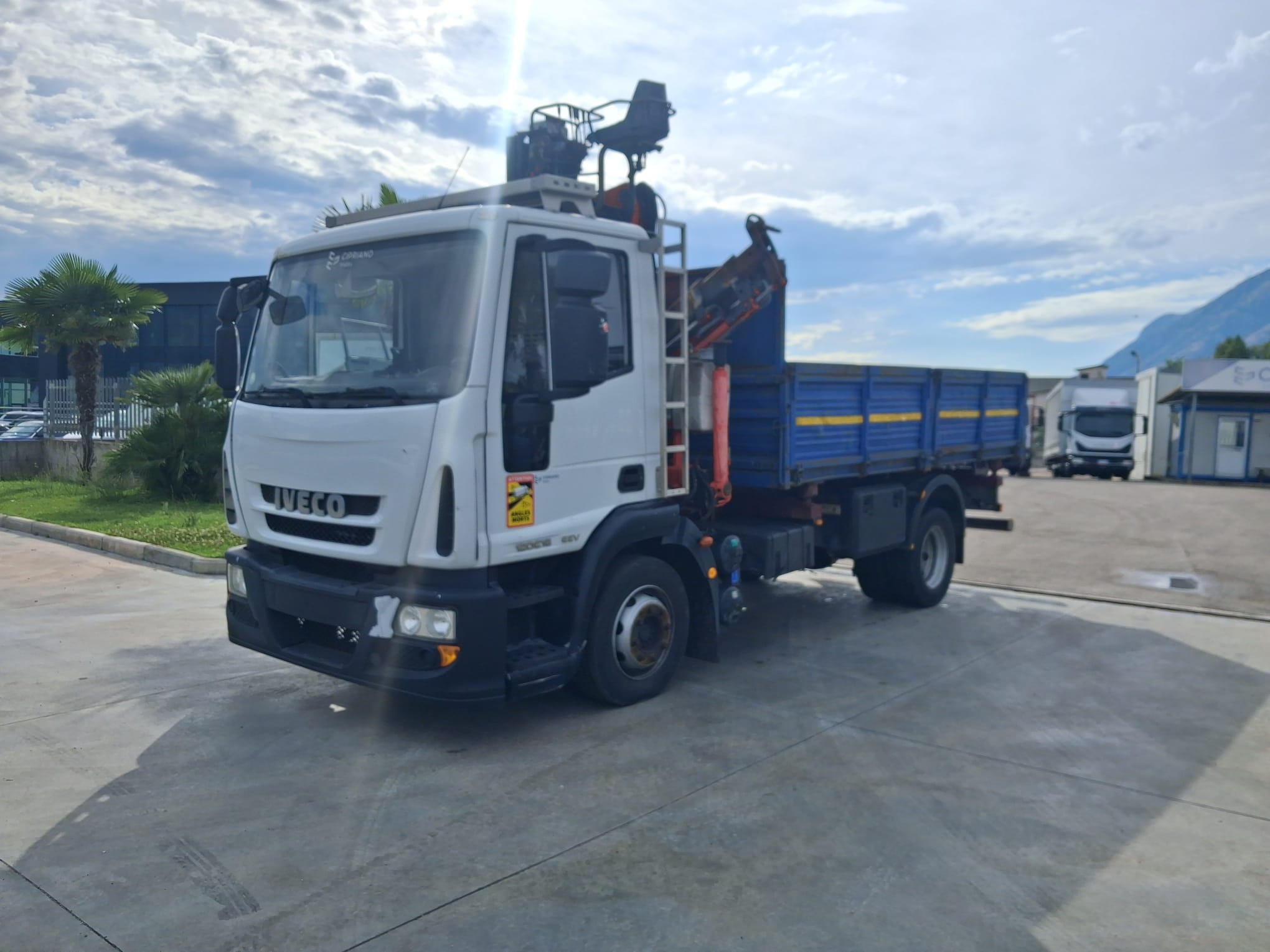 Iveco Eurocargo 120e18 RIBALTABILE E GRU CARICATRICE - immagine 3