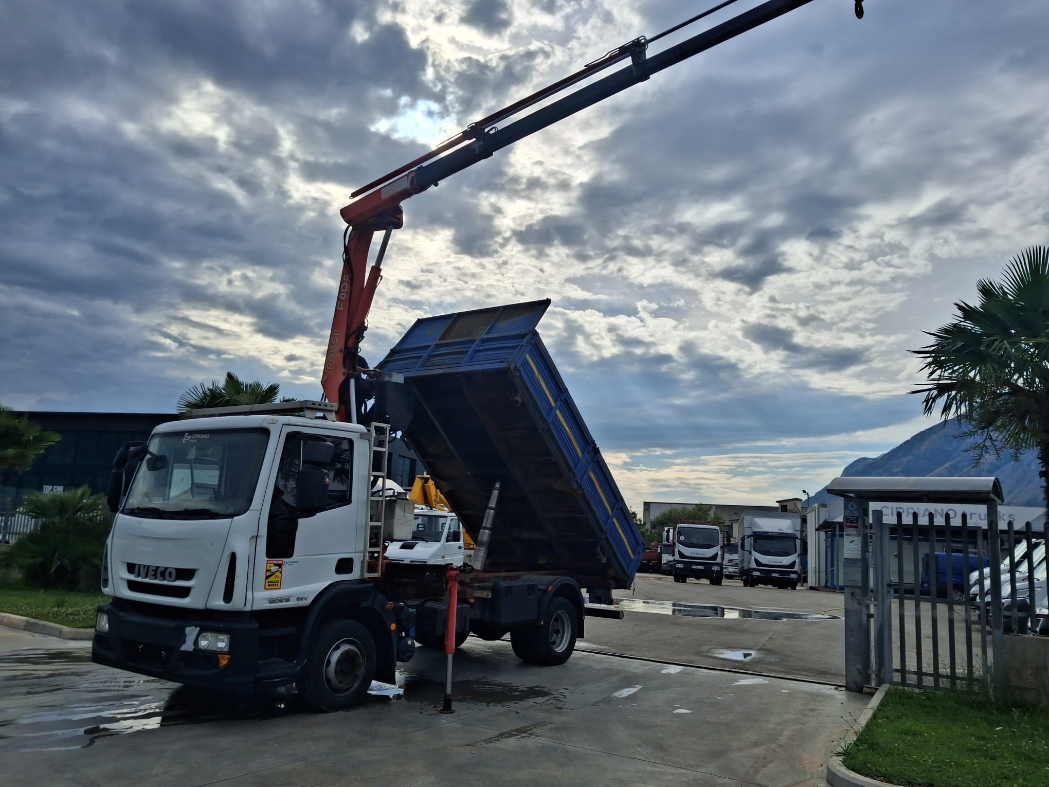 Iveco Eurocargo 120e18 RIBALTABILE E GRU CARICATRICE - immagine 21