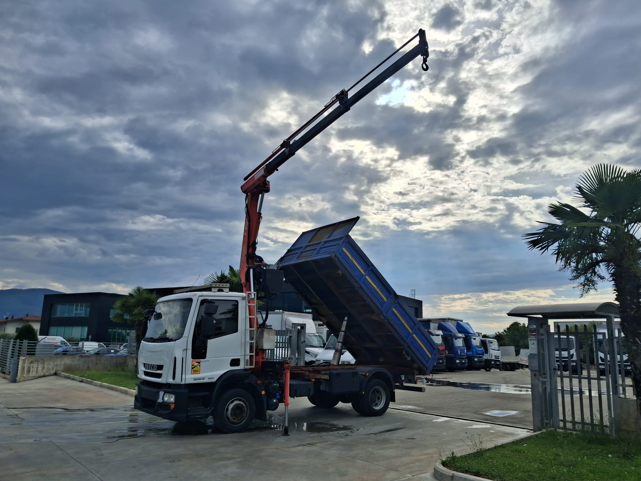 Iveco Eurocargo 120e18 RIBALTABILE E GRU CARICATRICE - immagine 22
