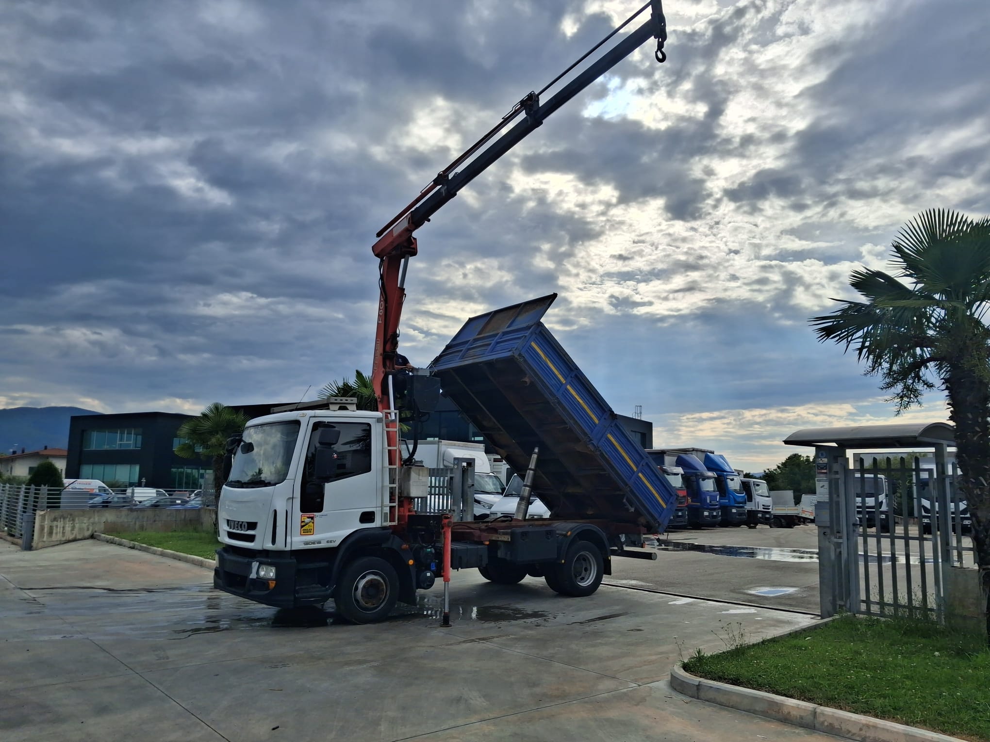 Iveco Eurocargo 120e18 RIBALTABILE E GRU CARICATRICE - immagine 23