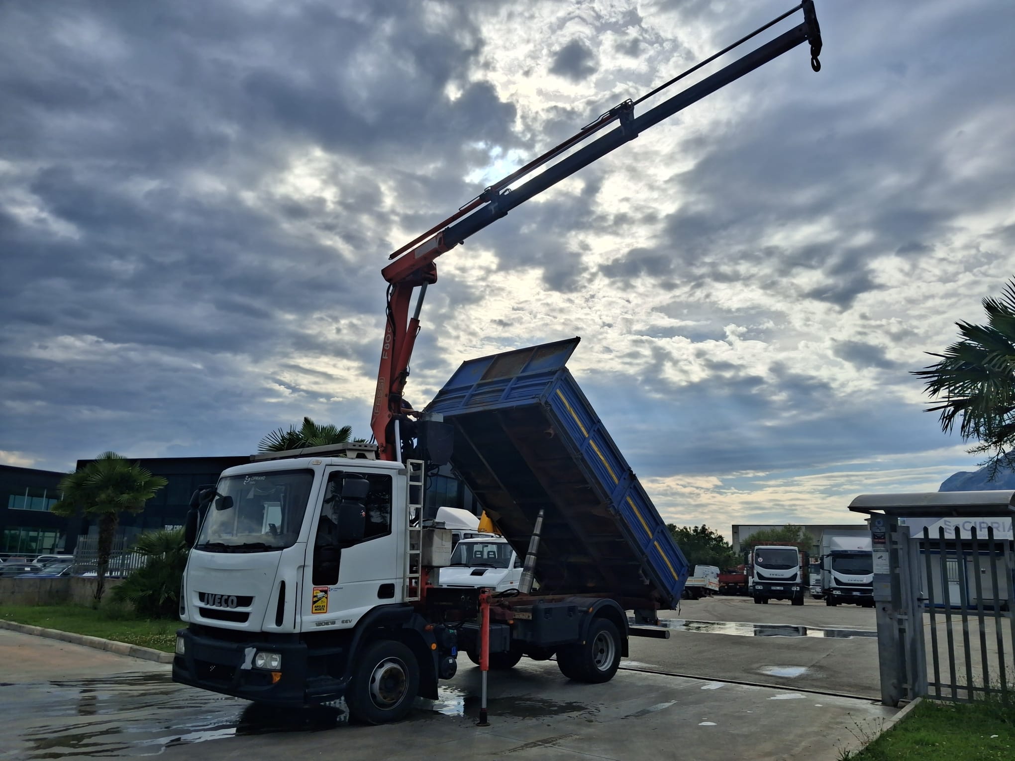 Iveco Eurocargo 120e18 RIBALTABILE E GRU CARICATRICE - immagine 24