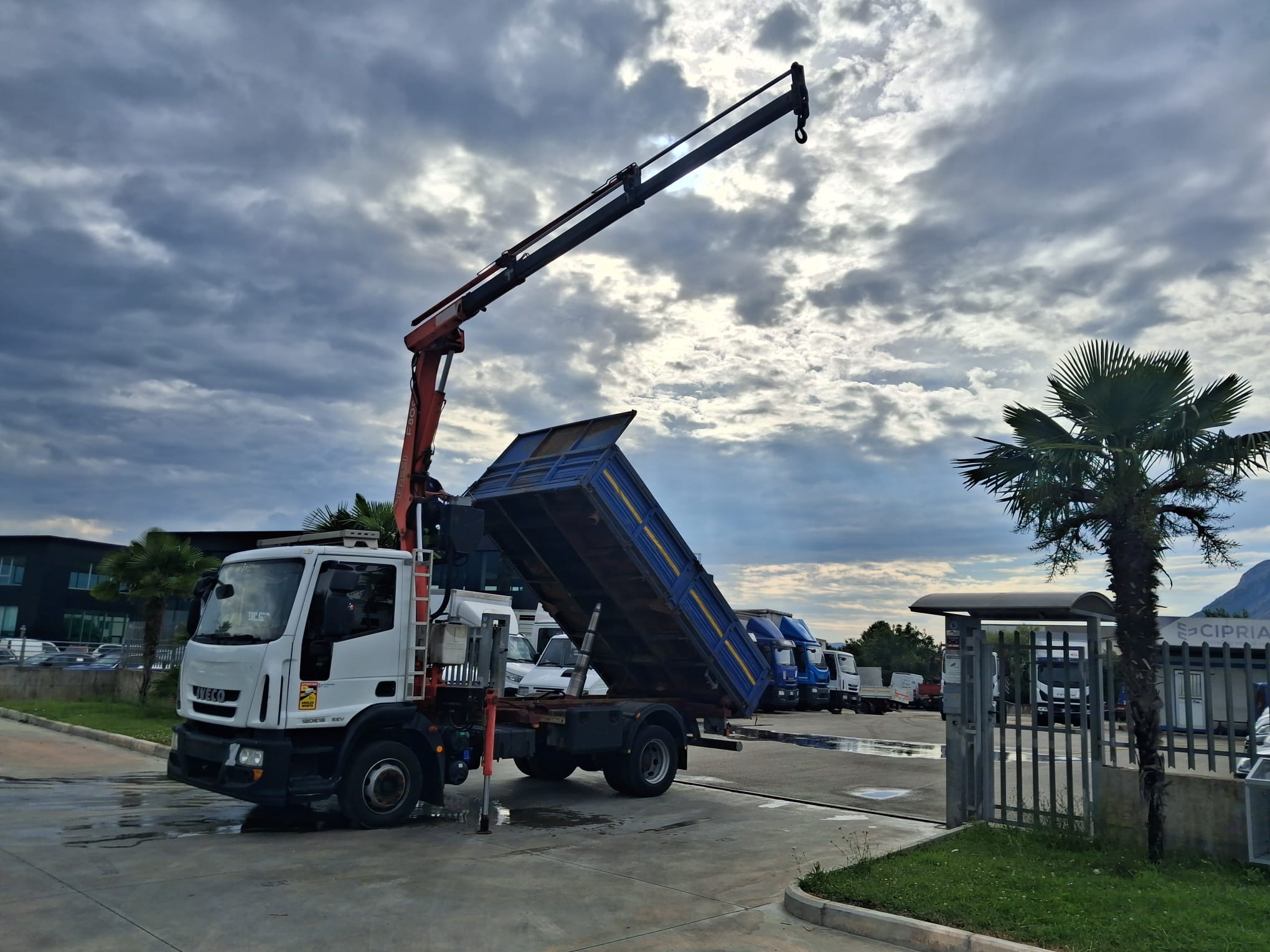 Iveco Eurocargo 120e18 RIBALTABILE E GRU CARICATRICE - immagine 25