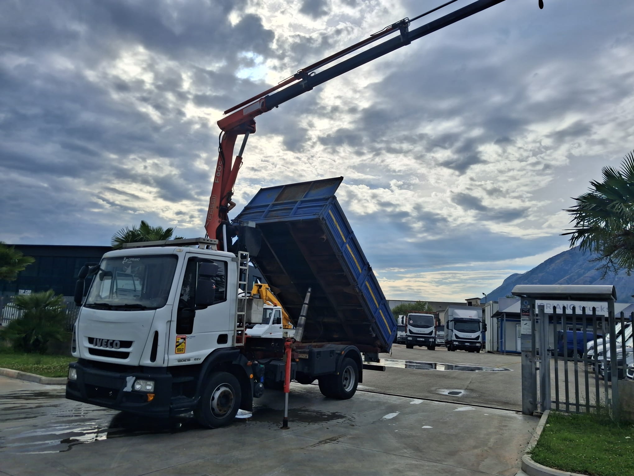 Iveco Eurocargo 120e18 RIBALTABILE E GRU CARICATRICE - immagine 26