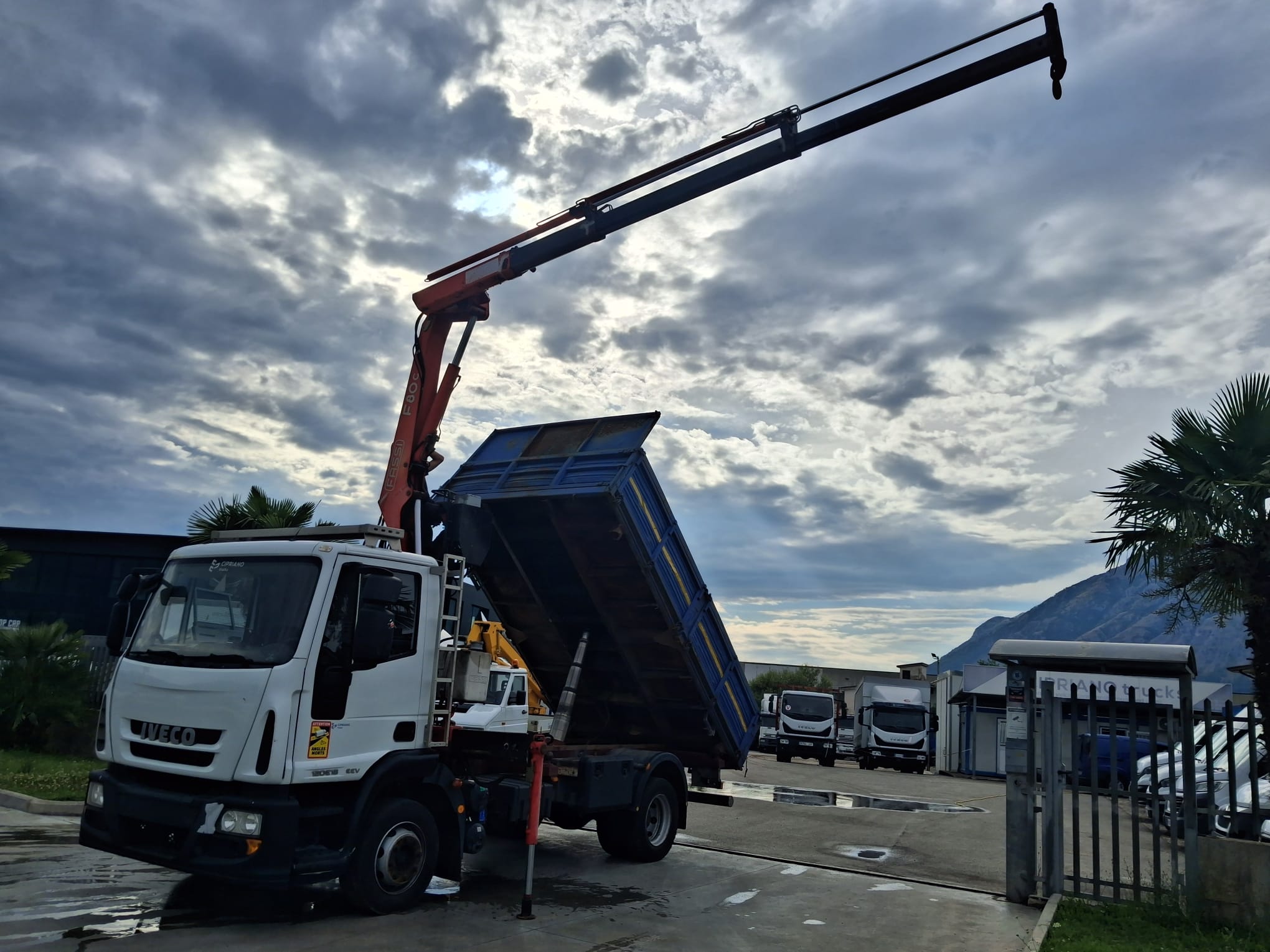 Iveco Eurocargo 120e18 RIBALTABILE E GRU CARICATRICE - immagine 27