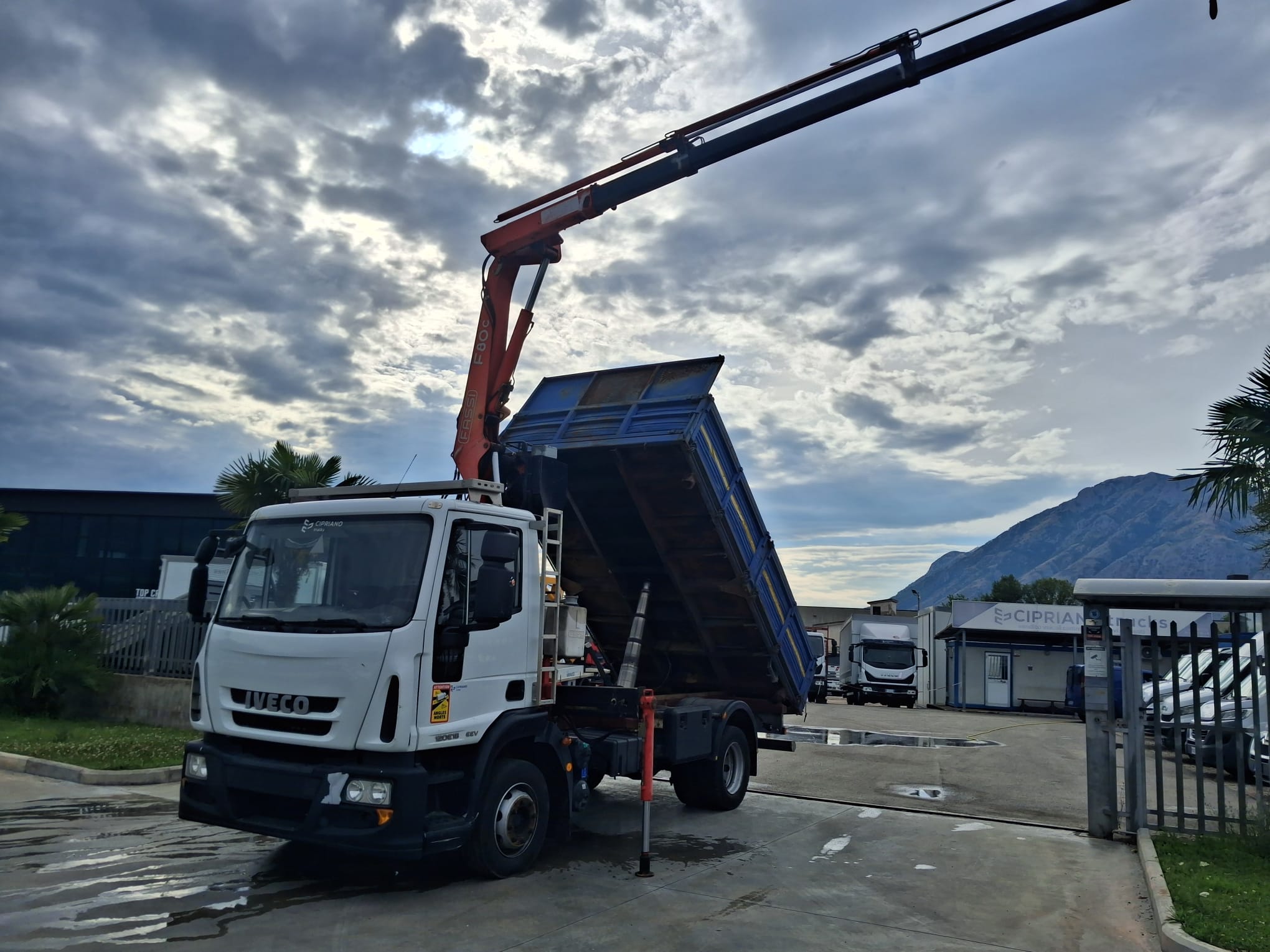 Iveco Eurocargo 120e18 RIBALTABILE E GRU CARICATRICE - immagine 30