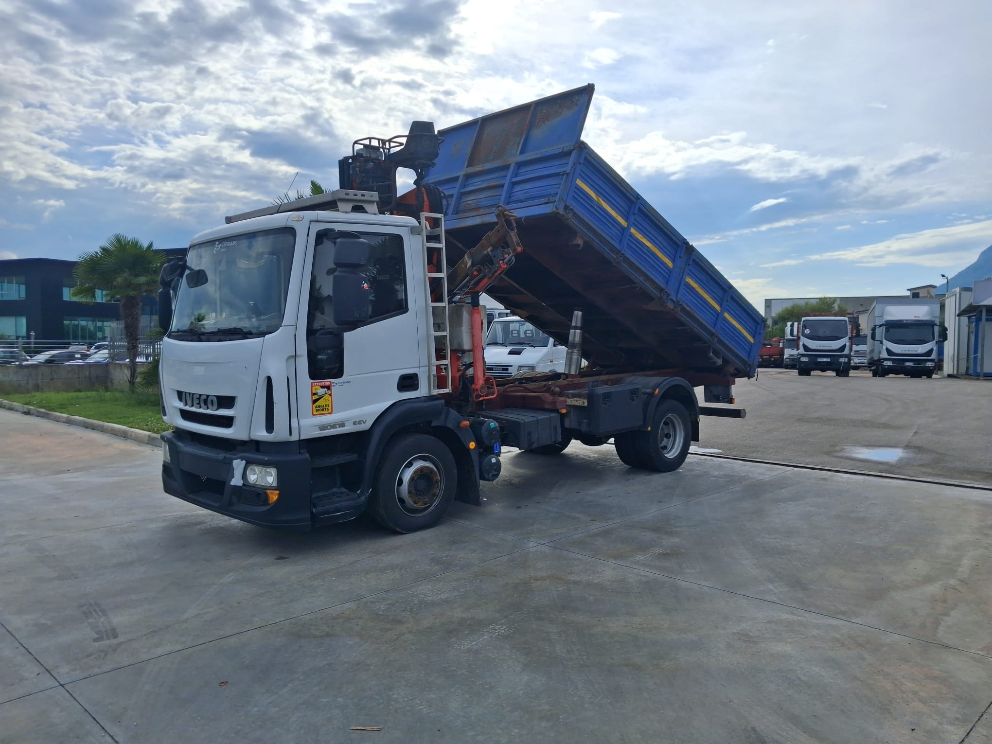 Iveco Eurocargo 120e18 RIBALTABILE E GRU CARICATRICE - immagine 9
