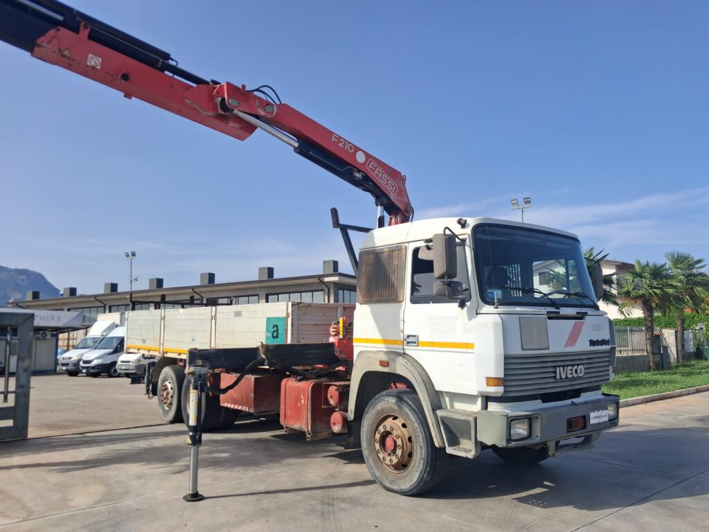 IVECO 190.26 CASSONE E GRU FASSI F210