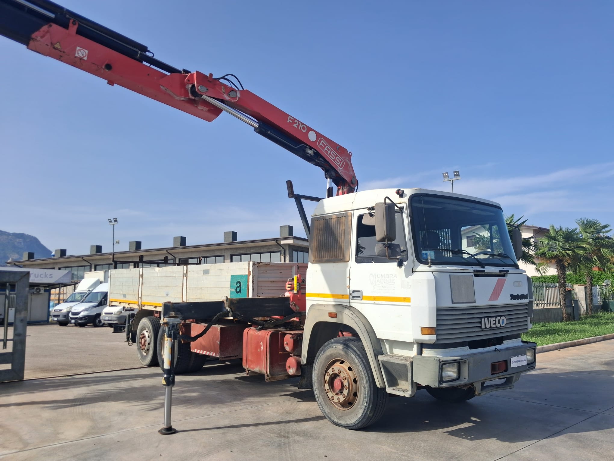 IVECO 190.26 CASSONE E GRU FASSI F210 - immagine 2