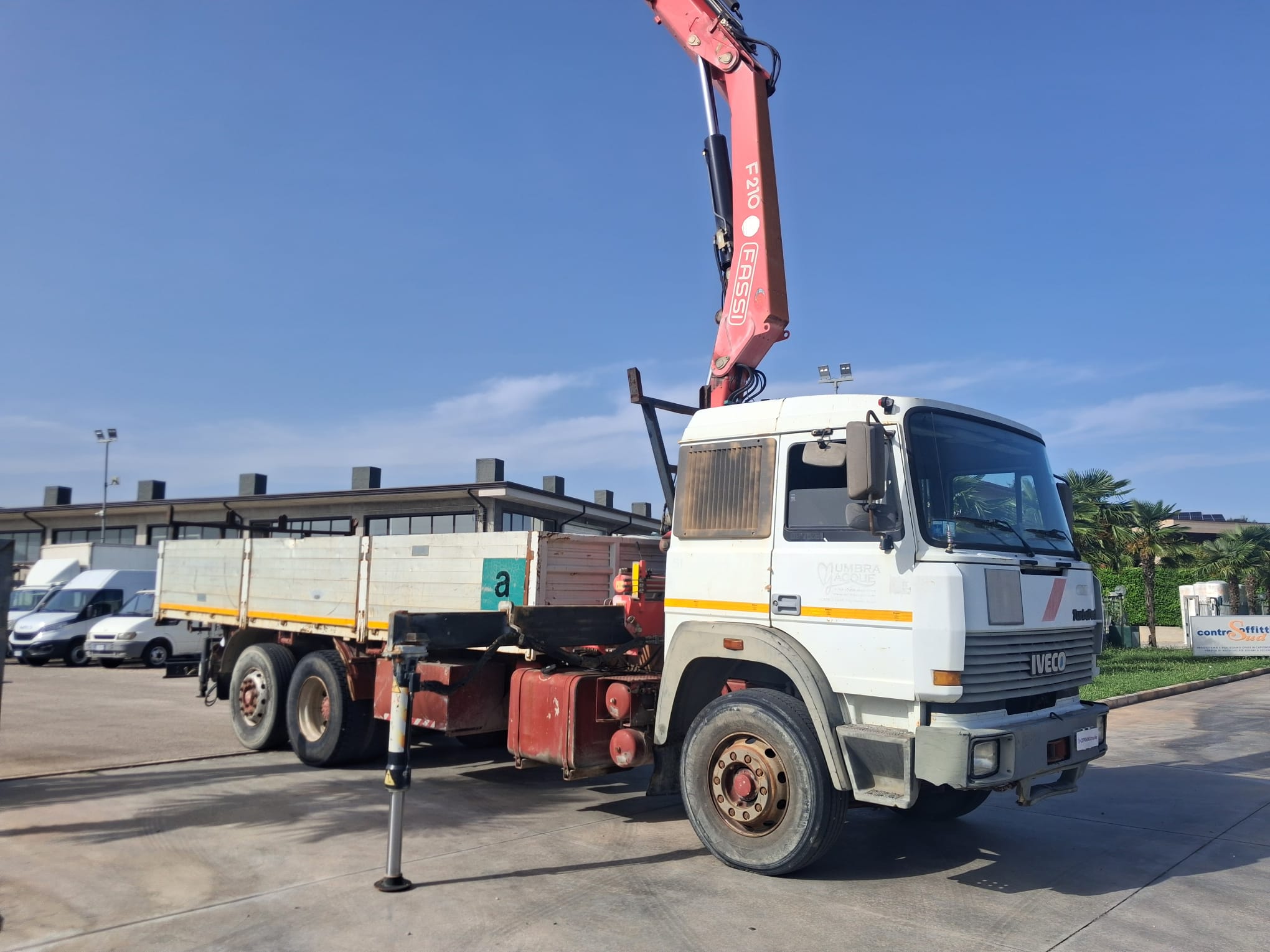 IVECO 190.26 CASSONE E GRU FASSI F210 - immagine 17