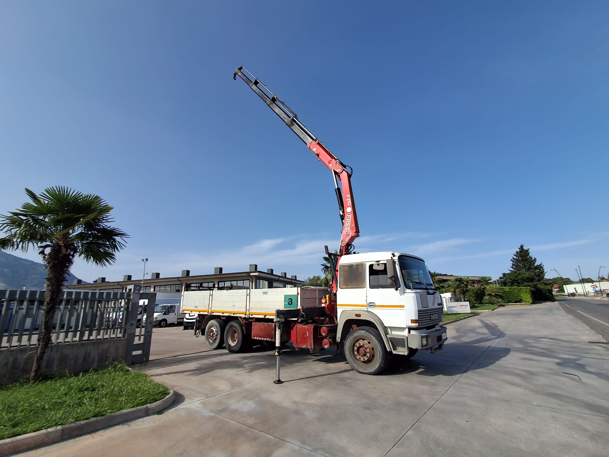 IVECO 190.26 CASSONE E GRU FASSI F210 - immagine 1