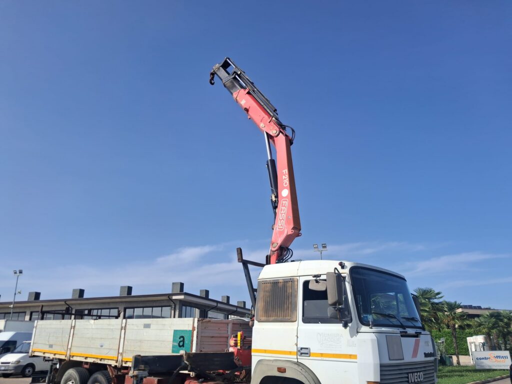 IVECO 190.26 CASSONE E GRU FASSI F210