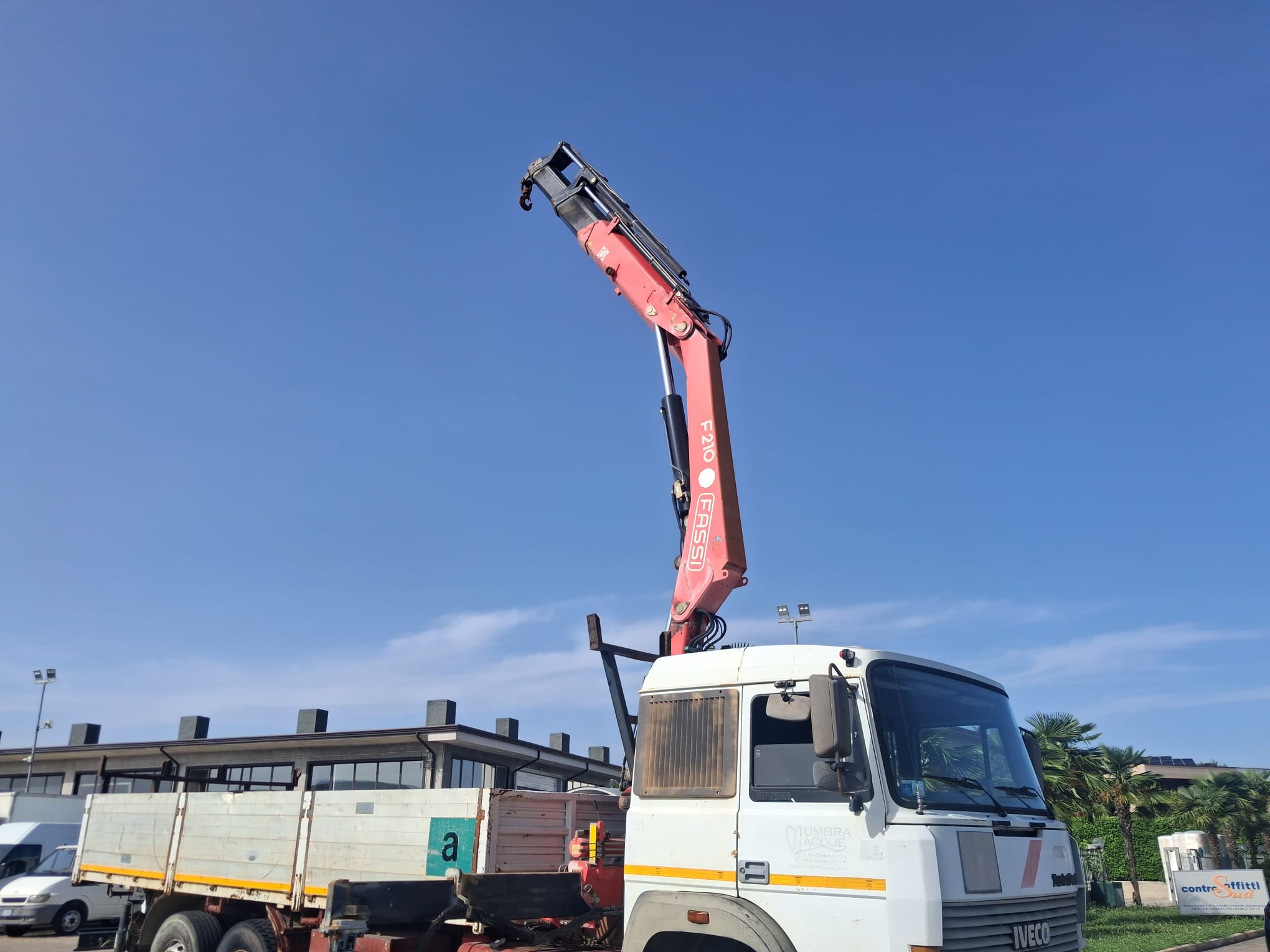 IVECO 190.26 CASSONE E GRU FASSI F210 - immagine 19