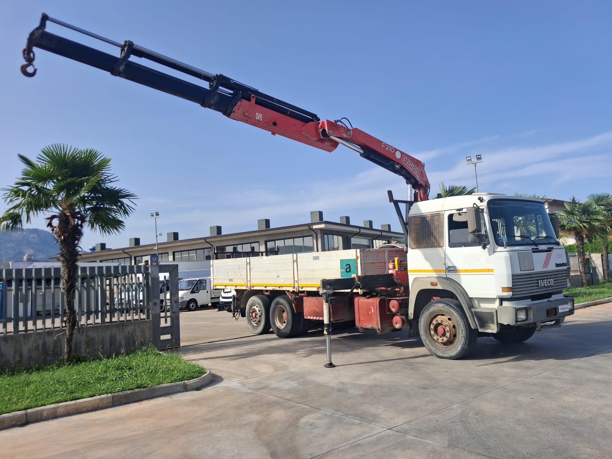 IVECO 190.26 CASSONE E GRU FASSI F210 - immagine 3