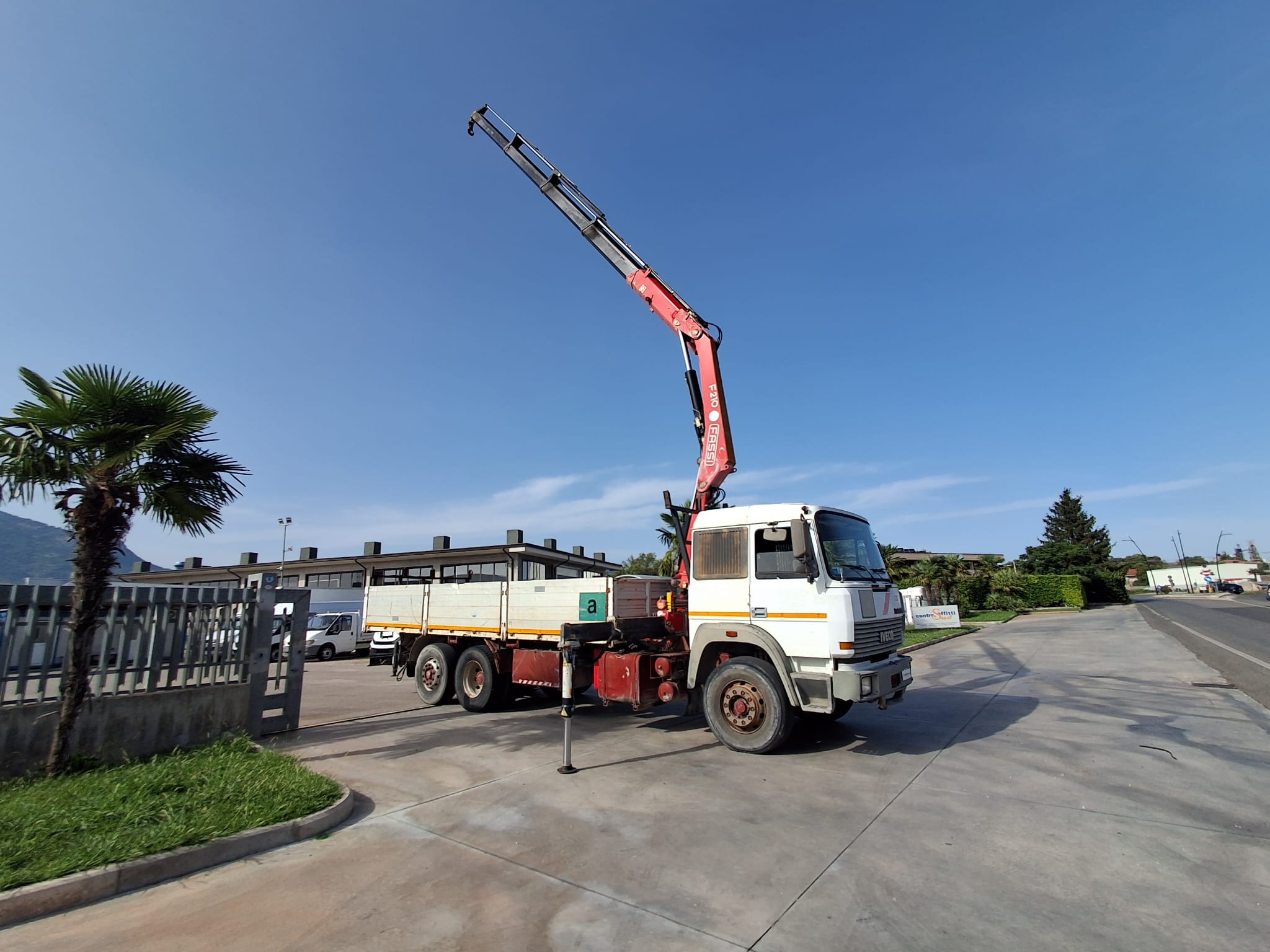 IVECO 190.26 CASSONE E GRU FASSI F210 - immagine 21