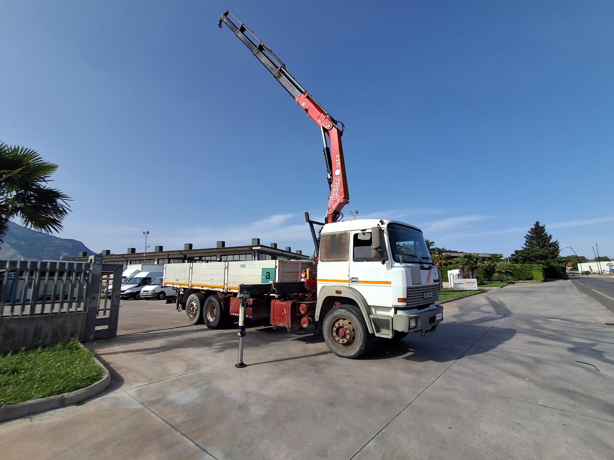 IVECO 190.26 CASSONE E GRU FASSI F210 - immagine 23