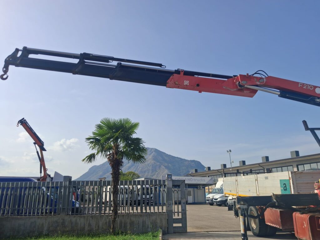 IVECO 190.26 CASSONE E GRU FASSI F210