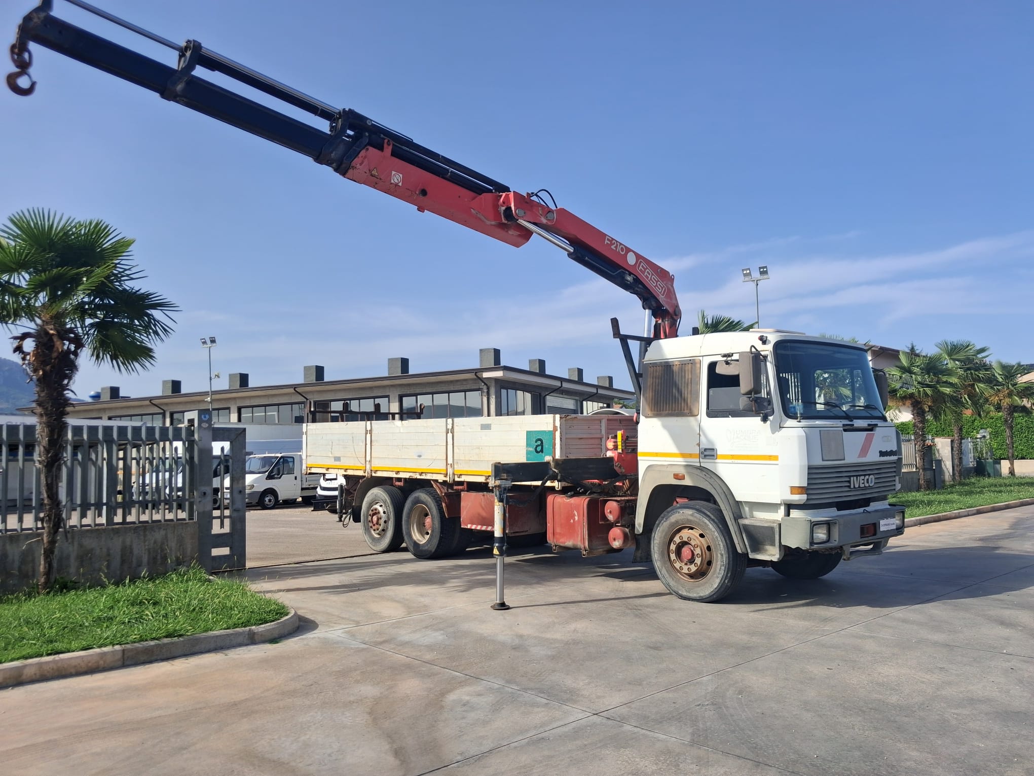 IVECO 190.26 CASSONE E GRU FASSI F210 - immagine 5