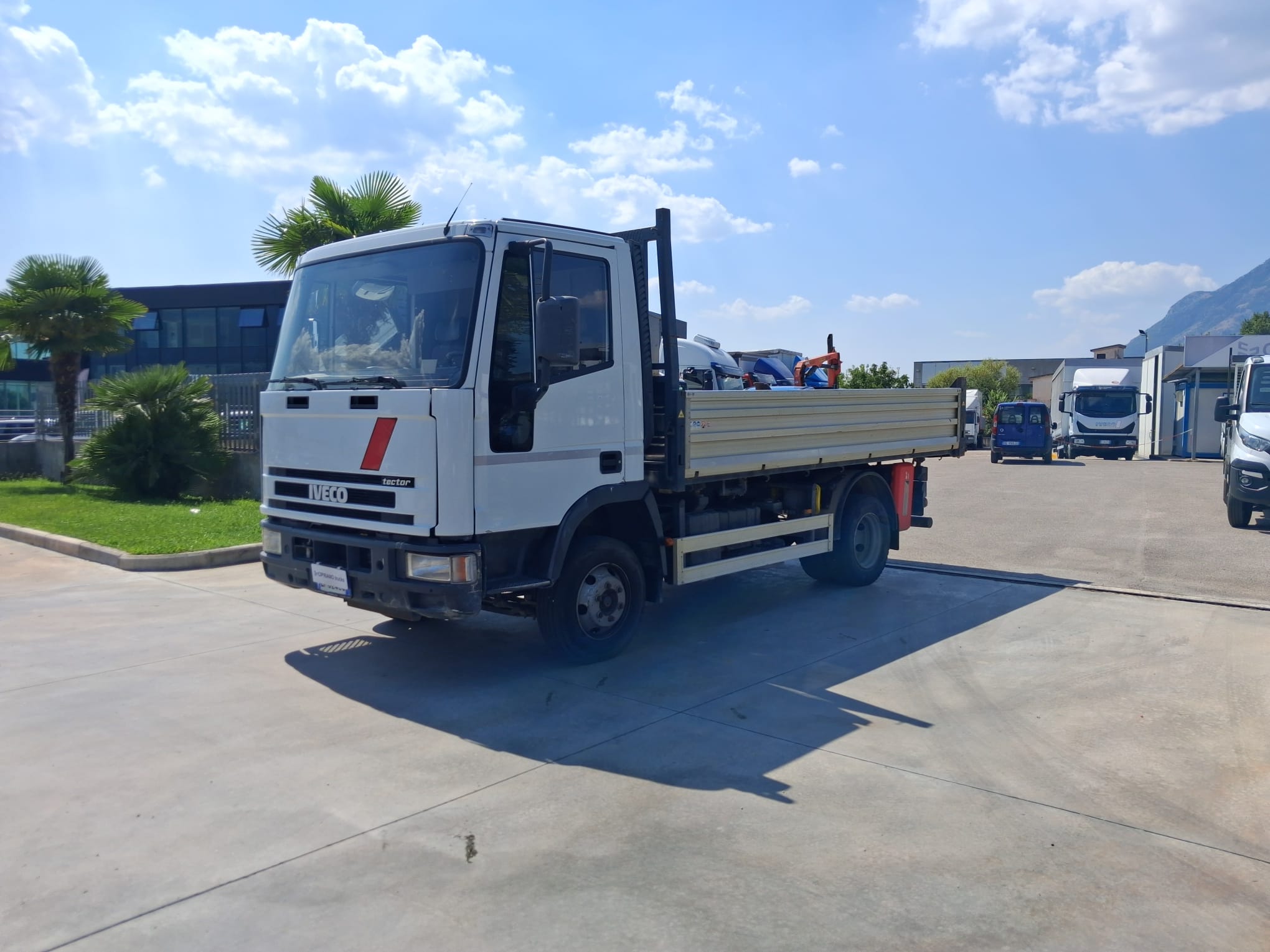Iveco Eurocargo 75e15 RIBALTABILE TRILATERALE - immagine 3