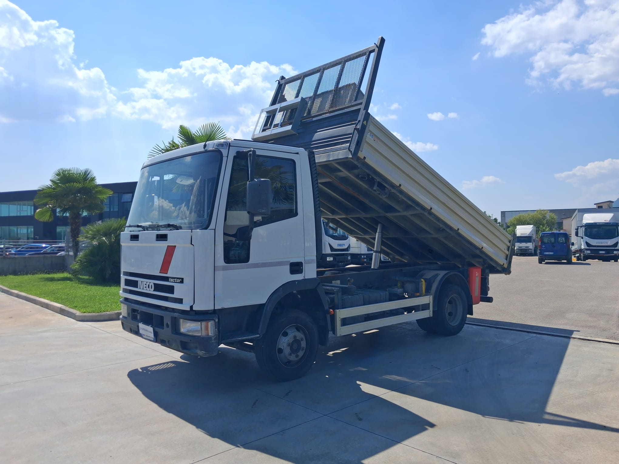 Iveco Eurocargo 75e15 RIBALTABILE TRILATERALE - immagine 8