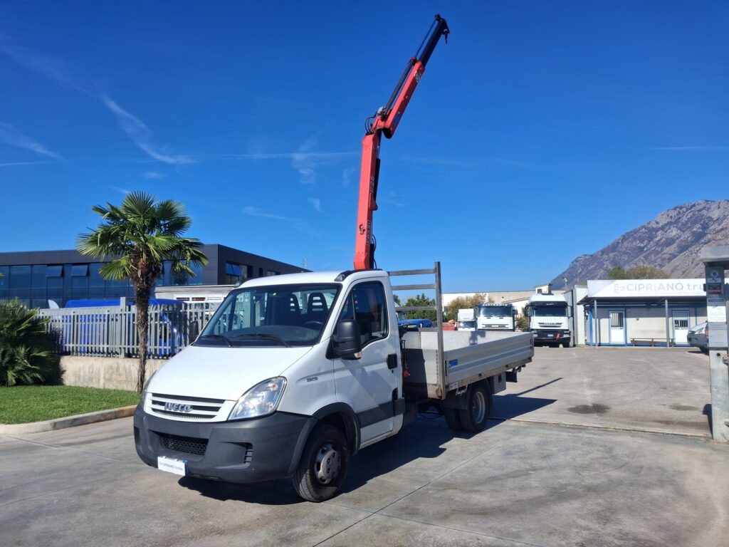 Iveco Daily CASSONE FISSO CON GRU FASSI