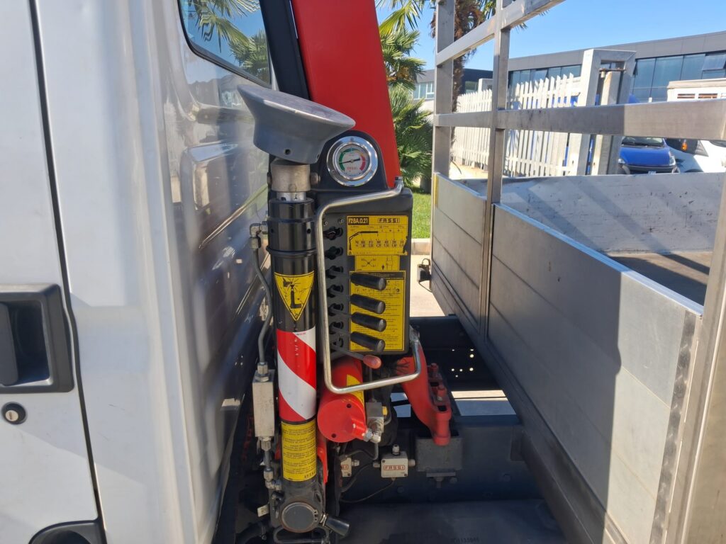 Iveco Daily CASSONE FISSO CON GRU FASSI