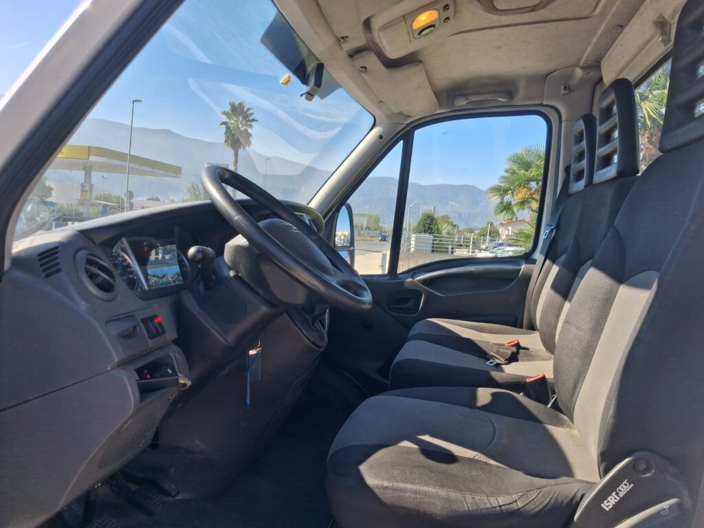 Iveco Daily CASSONE FISSO CON GRU FASSI