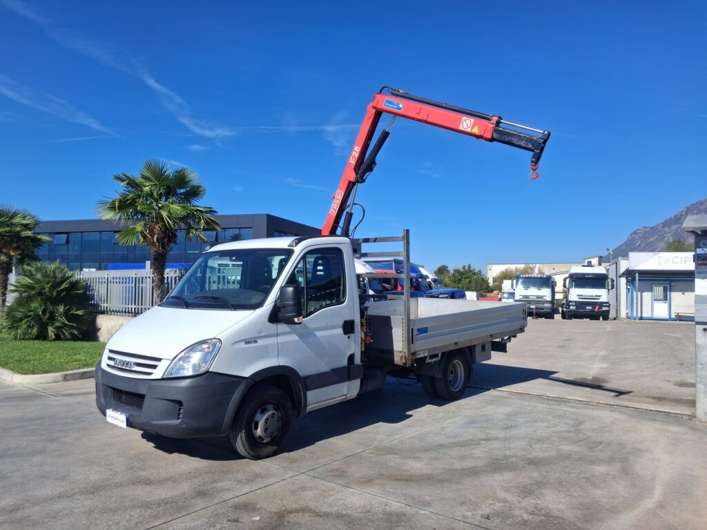 Iveco Daily CASSONE FISSO CON GRU FASSI