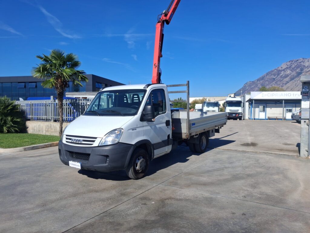 Iveco Daily CASSONE FISSO CON GRU FASSI