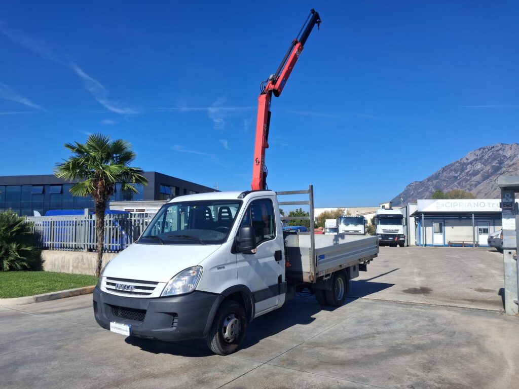 Iveco Daily CASSONE FISSO CON GRU FASSI