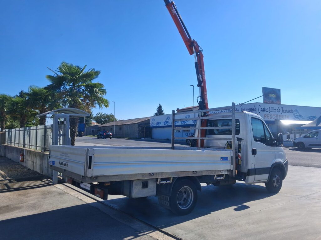 Iveco Daily CASSONE FISSO CON GRU FASSI