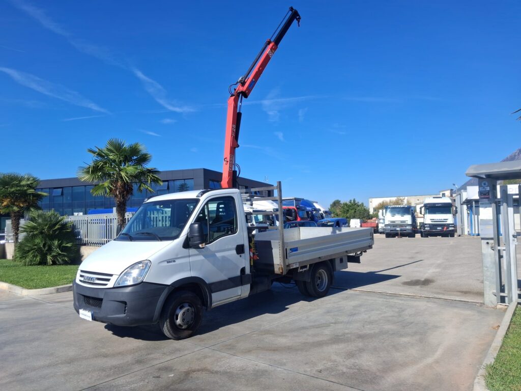 Iveco Daily CASSONE FISSO CON GRU FASSI