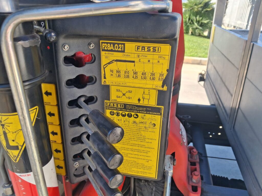 Iveco Daily CASSONE FISSO CON GRU FASSI